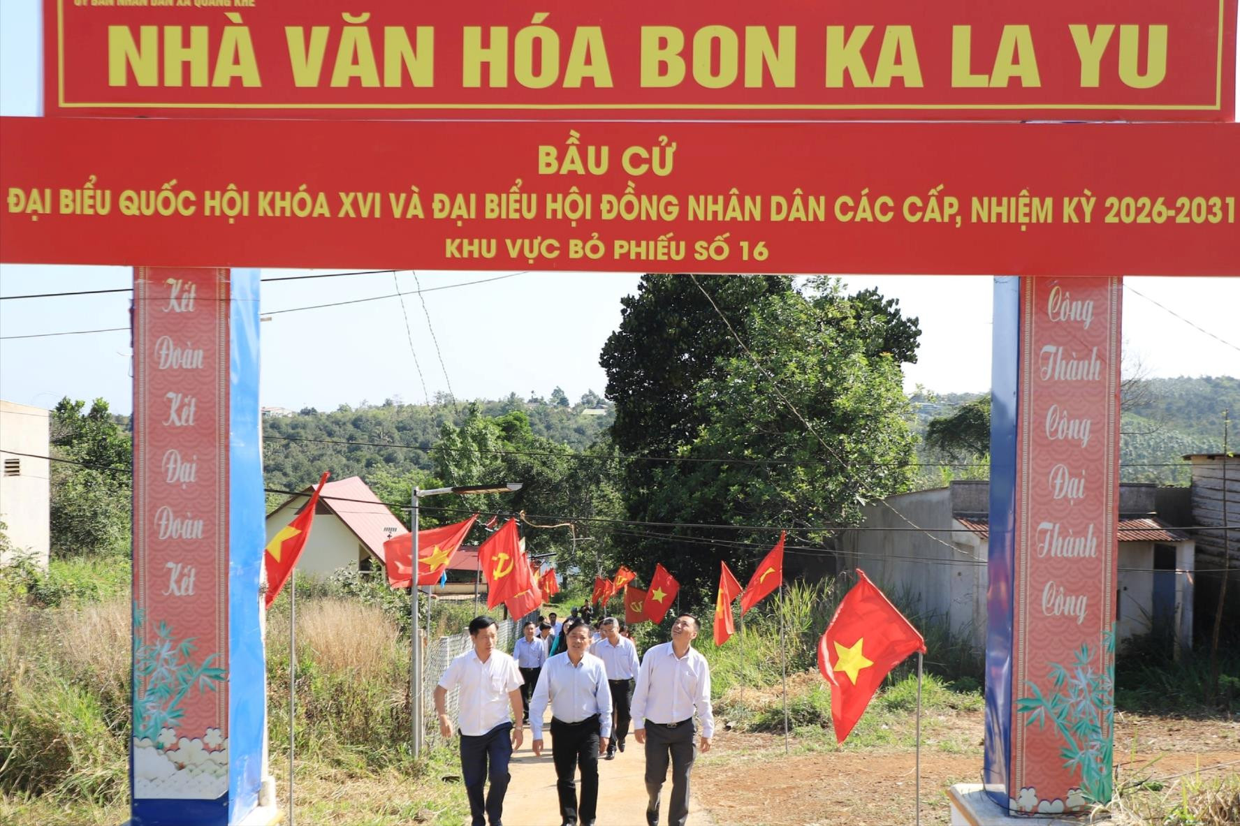 pho-chu-tich-thuong-truc-ubnd-tinh-lam-dong-le-trong-yen-kiem-tra-cong-tac-bau-cu-tai-xa-quang-khe(1).jpg