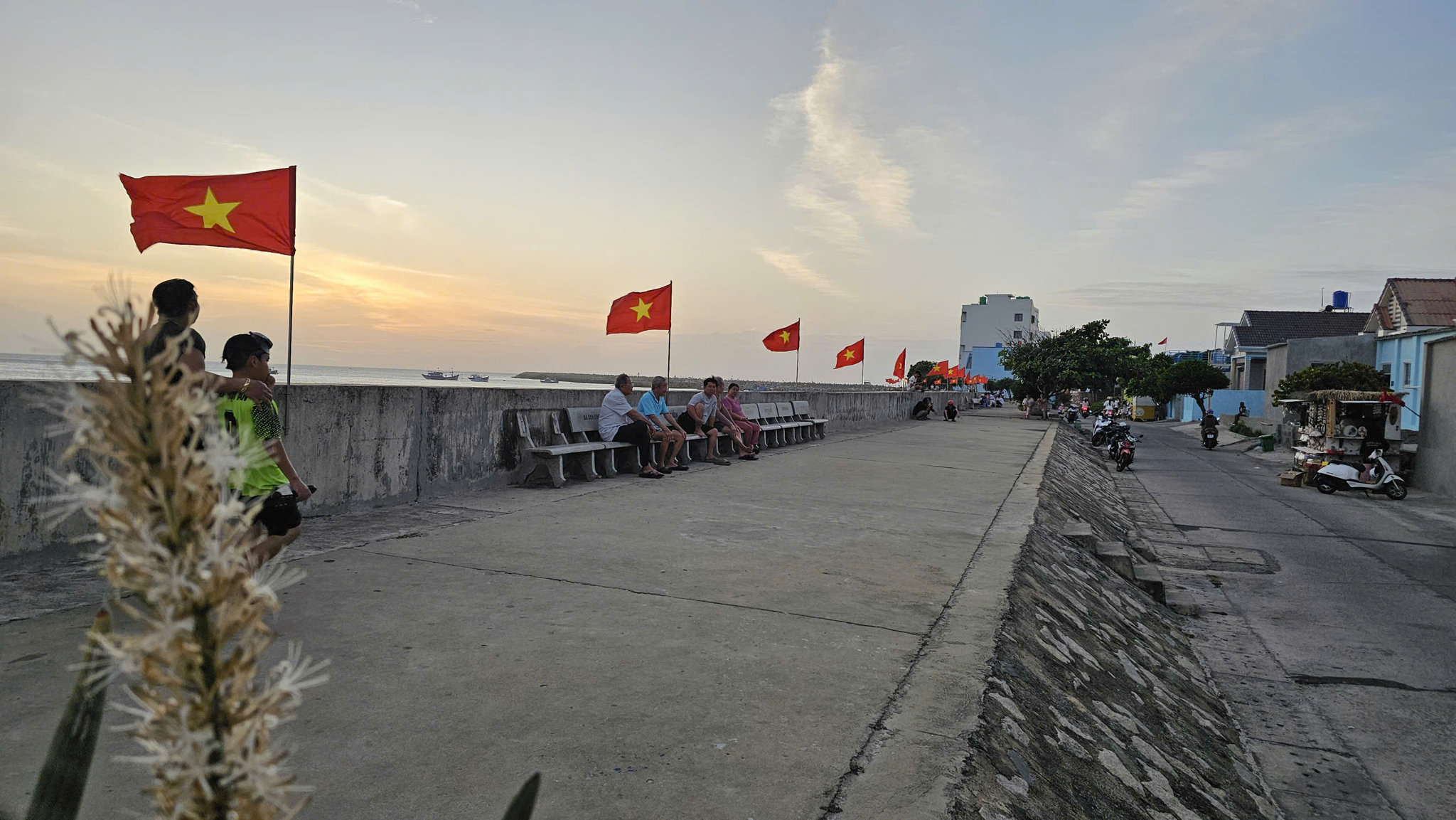 Đặc khu Phú Quý được trang trí rực rỡ cờ hoa