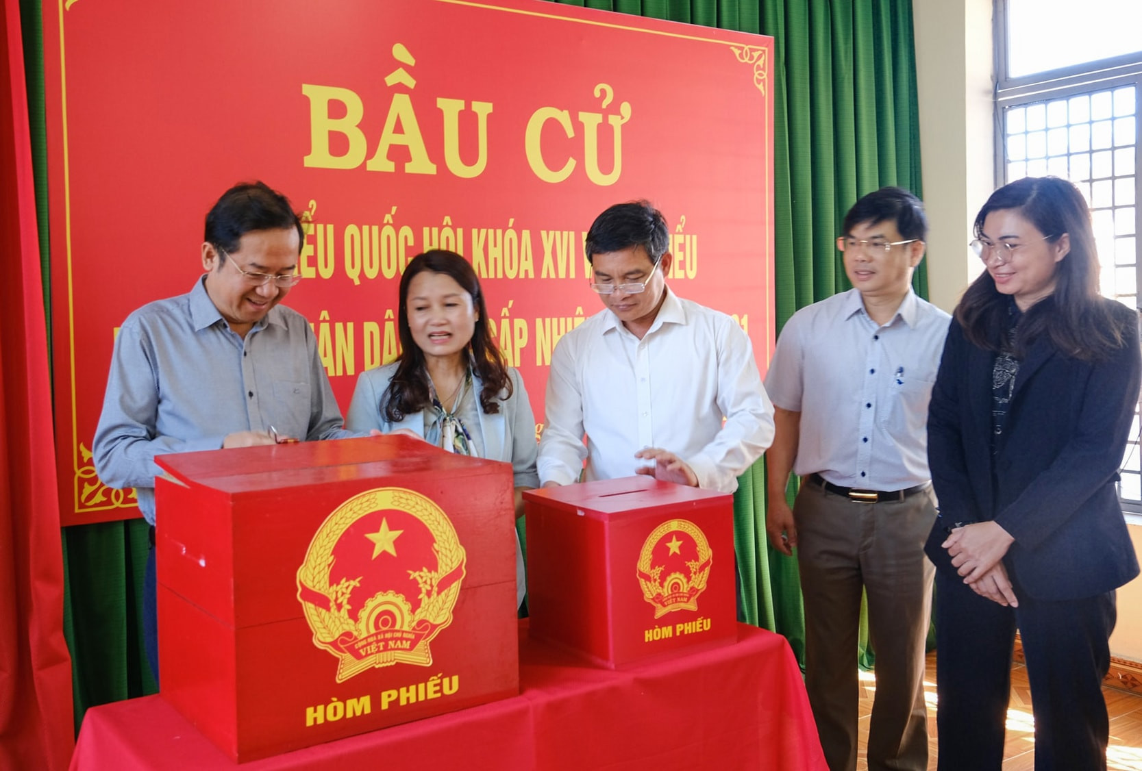 Trưởng Ban Tổ chức Tỉnh ủy Tôn Thiện Đồng kiểm tra công tác chuẩn bị bầu cử tại xã Bảo Lâm 5