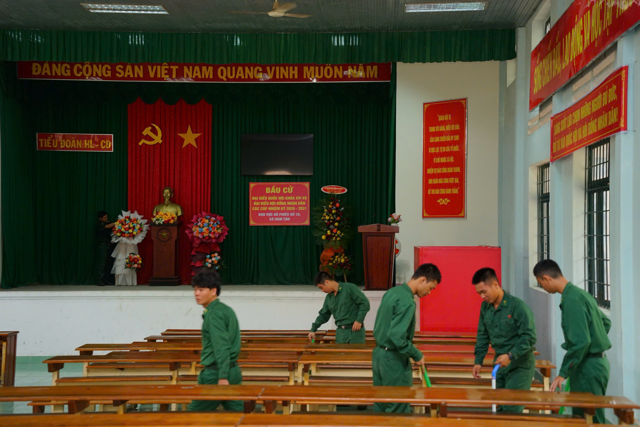 Chiến sĩ Tiểu đoàn Huấn luyện - Cơ động 2 dọn dẹp vệ sinh khu vực bỏ phiếu