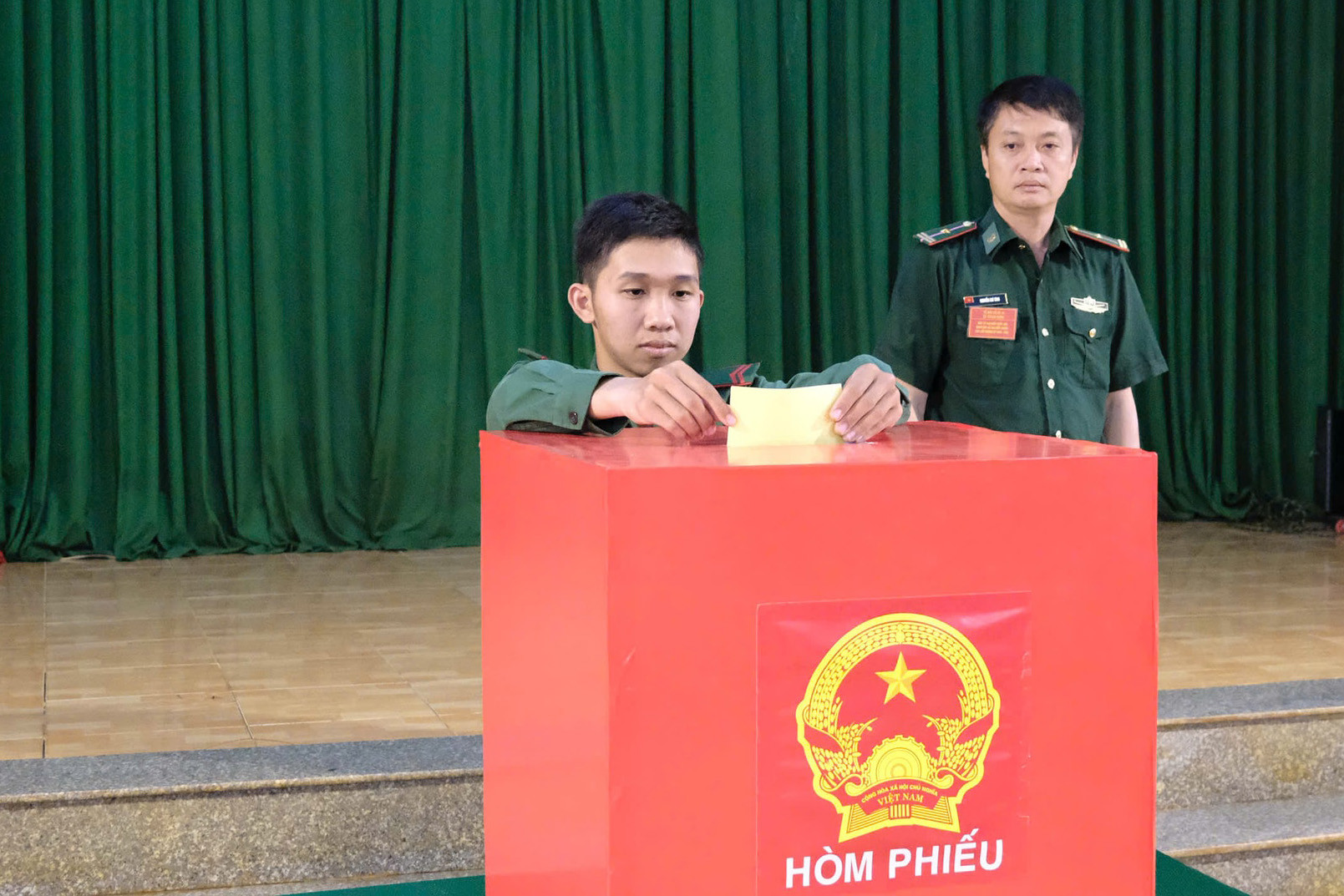 chien-si-tran-van-chanh-cu-tri-dau-tien-thuc-hien-viec-bo-phieu-tai-tieu-doan-huan-luyen-co-dong-1(1).jpg
