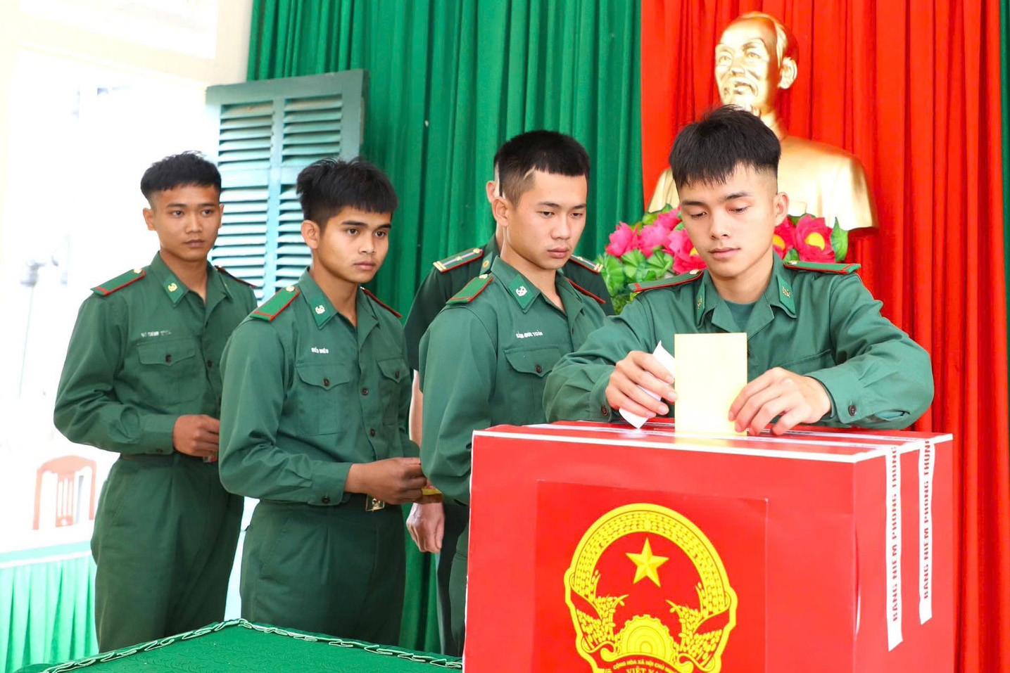 ha-si-pham-quoc-dung-don-bien-phong-dak-m-bai-thuc-hien-viec-bo-phieu-2-(1).jpg