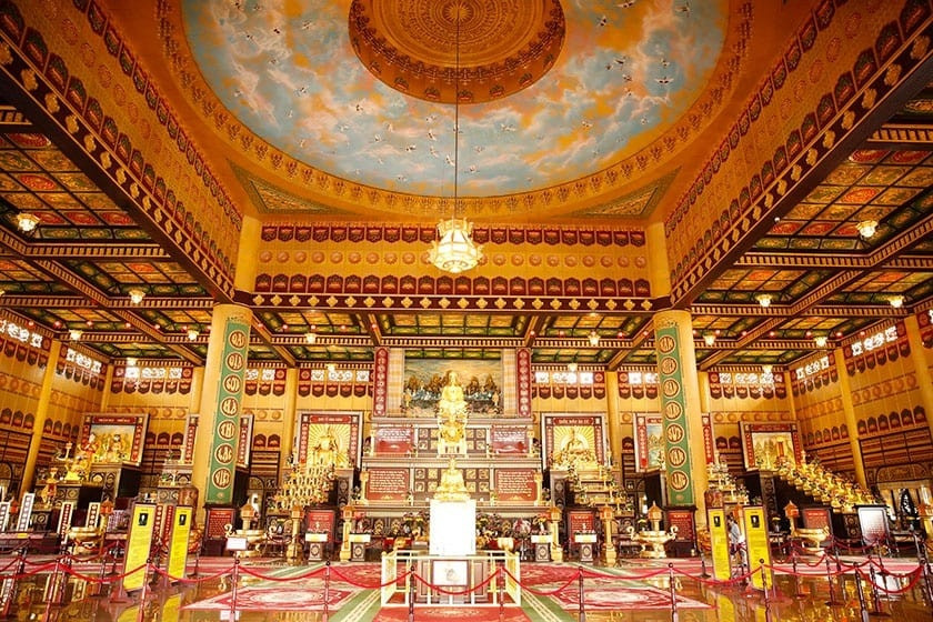Không gian nội thất bên trong Chánh điện Kim Điện với ánh vàng rực rỡ.