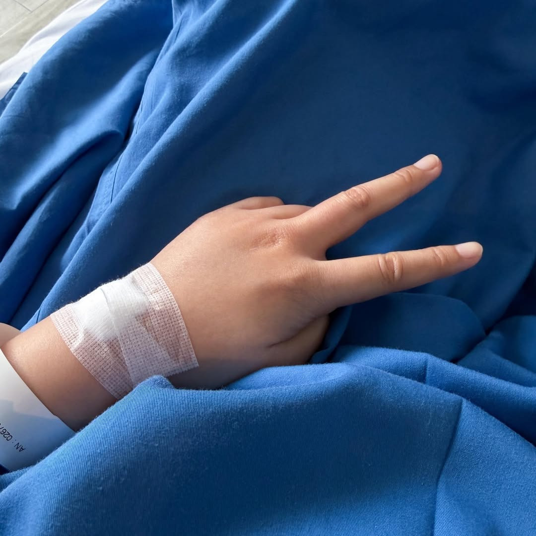 Ca sĩ Vũ Cát Tường chia sẻ hình ảnh đang điều trị tại bệnh viện