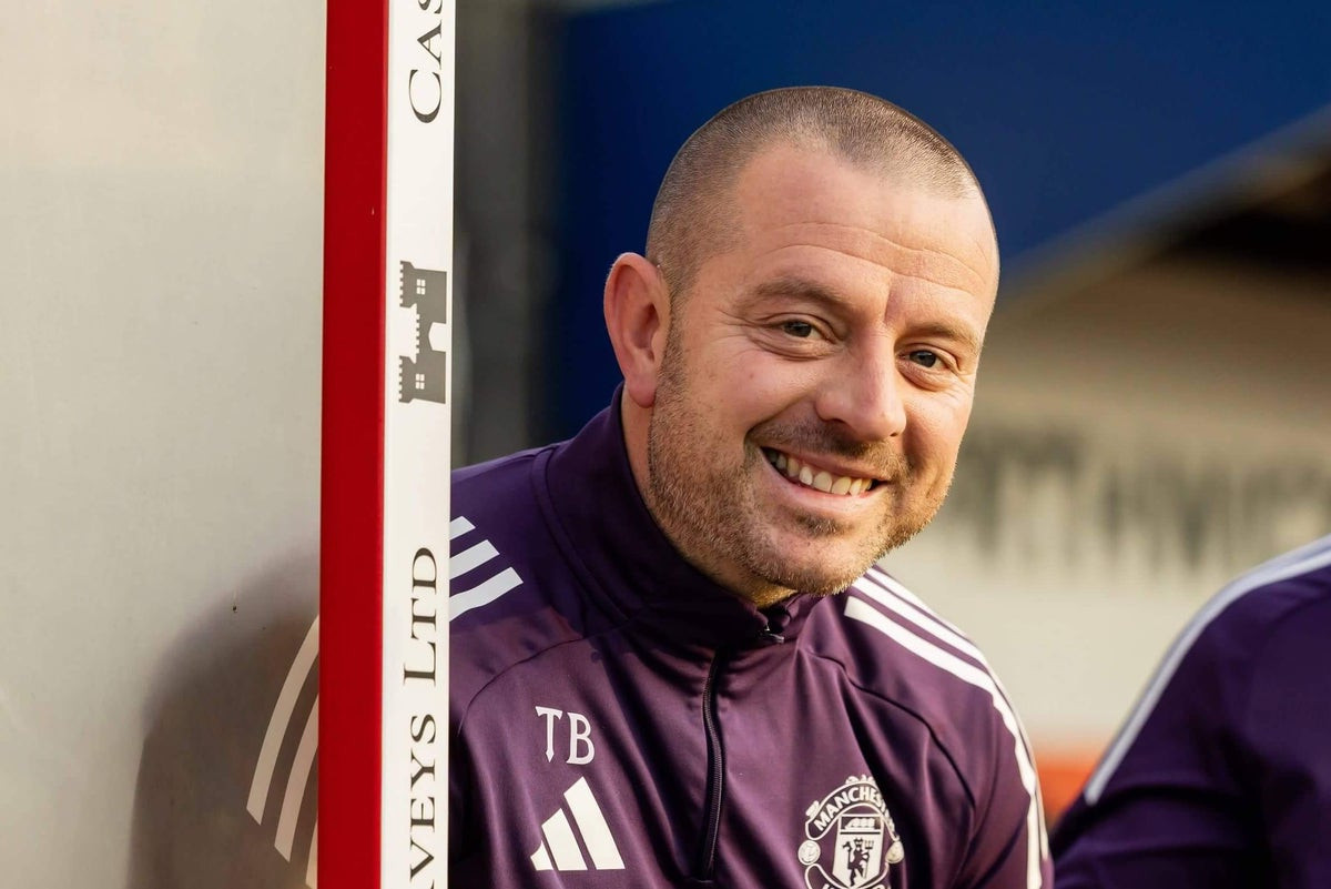 Travis Binnion quan sát các cầu thủ trong buổi tập của Man Utd.