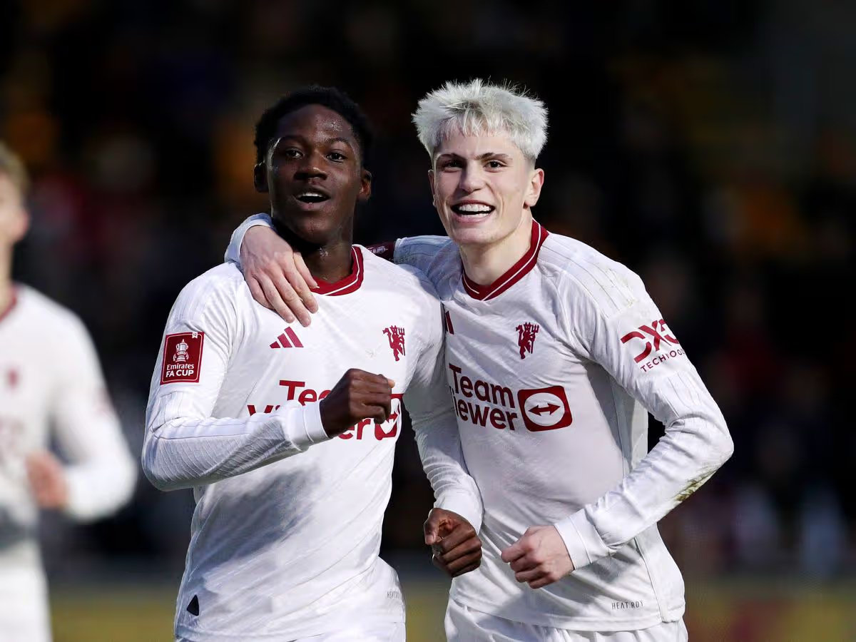 Travis Binnion cùng các cầu thủ trẻ ăn mừng chức vô địch FA Youth Cup.