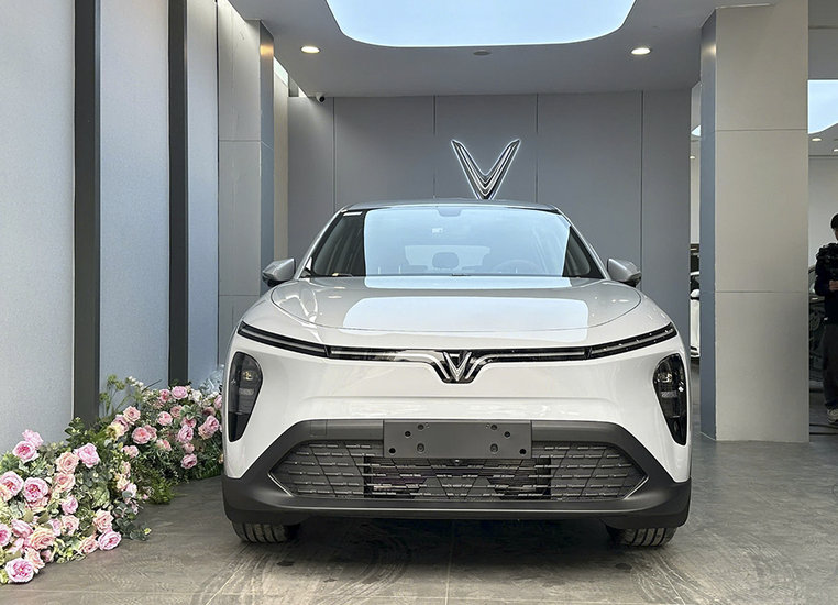 VinFast VF MPV 7 tại đại lý với thiết kế hiện đại cho gia đình