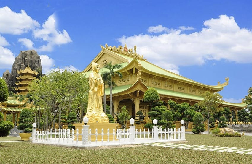 Kiến trúc mặt ngoài của Kim Điện với các chi tiết chạm trổ tinh xảo và dát vàng.