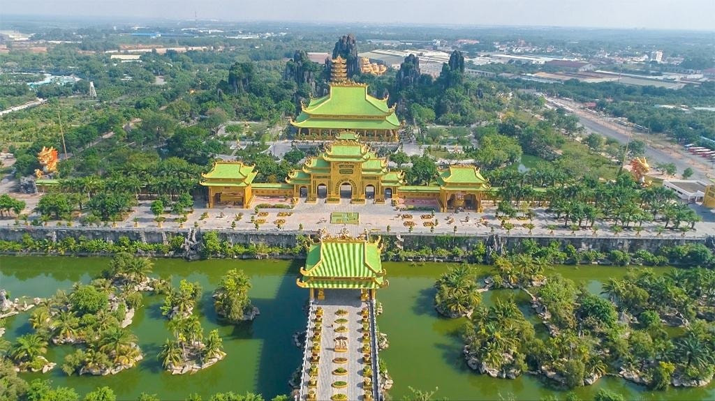 Toàn cảnh Kim Điện và khu du lịch Đại Nam từ trên cao với kiến trúc quy mô.