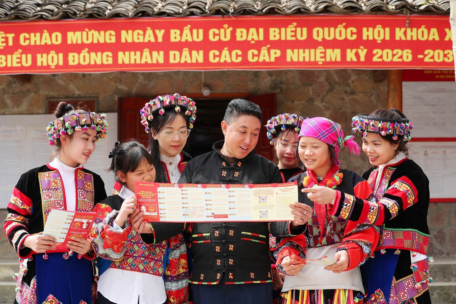 Cán bộ tuyên truyền về bầu cử cho các cử tri tại nhà văn hóa thôn Lô Lô Chải, xã Lũng Cú. (Ảnh: TTXVN)