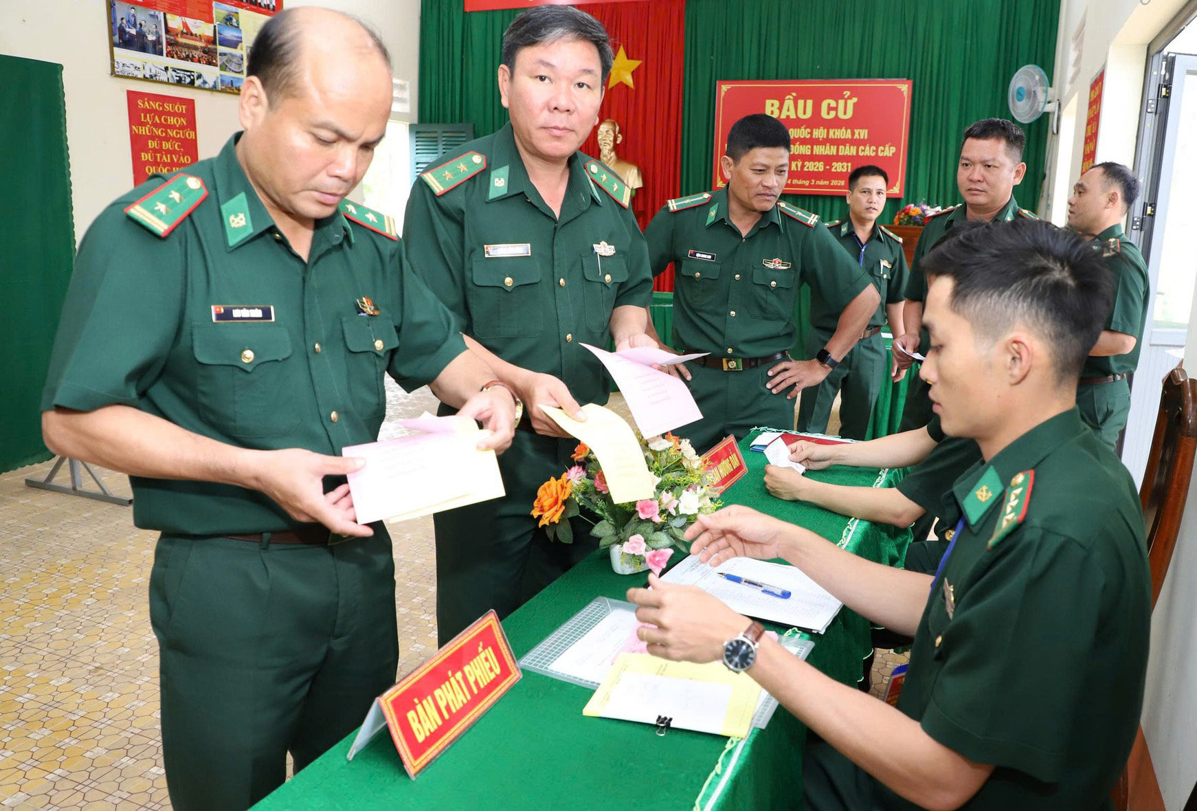 trung-ta-luong-dinh-hung-dung-thu-2-ben-trai-chinh-tri-vien-don-bien-phong-dak-m-bai-nhan-phieu-cu-tri(1).jpg