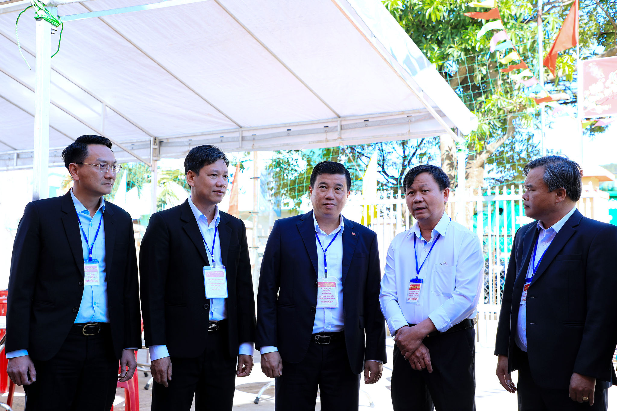 1 Bí thư Tỉnh ủy Lâm Đồng Y Thanh Hà Niê Kđăm kiểm tra điểm bỏ phiếu tại thôn Hiệp Thạnh, xã Quảng Hiệp