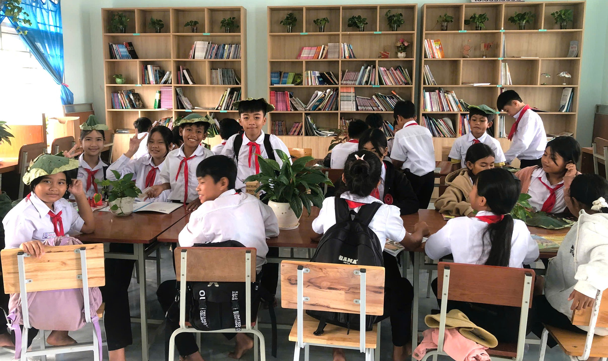 1.Các hoạt động được tổ chức tại thư viện khuyến khích học sinh tiếp cận với sách nhiều hơn