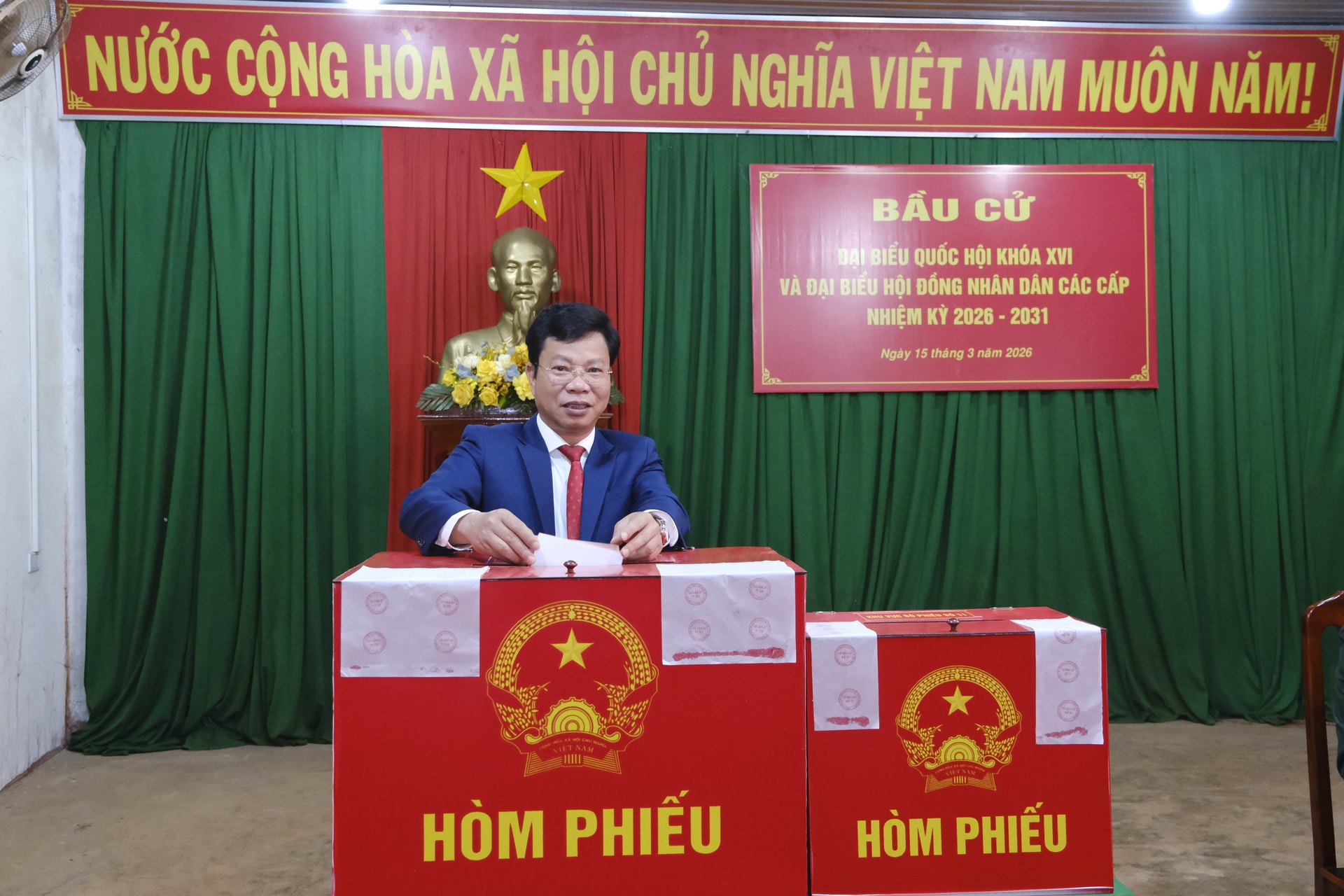 प्रांतीय पार्टी समिति के उप सचिव, प्रांतीय जन परिषद के अध्यक्ष और प्रांतीय चुनाव समिति के अध्यक्ष कॉमरेड लू वान ट्रुंग ने अपना वोट डाला।