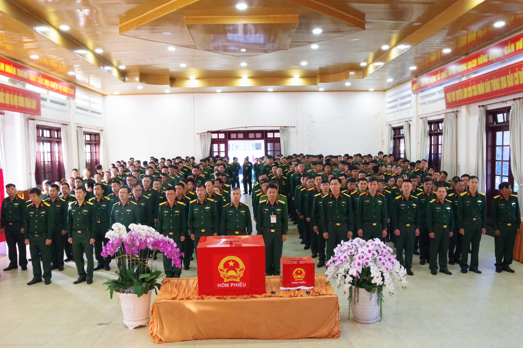 6h sáng, đông đảo cử tri là cán bộ, chiến sĩ Bộ CHQS tỉnh đã có mặt tại điểm bầu cử số 08
