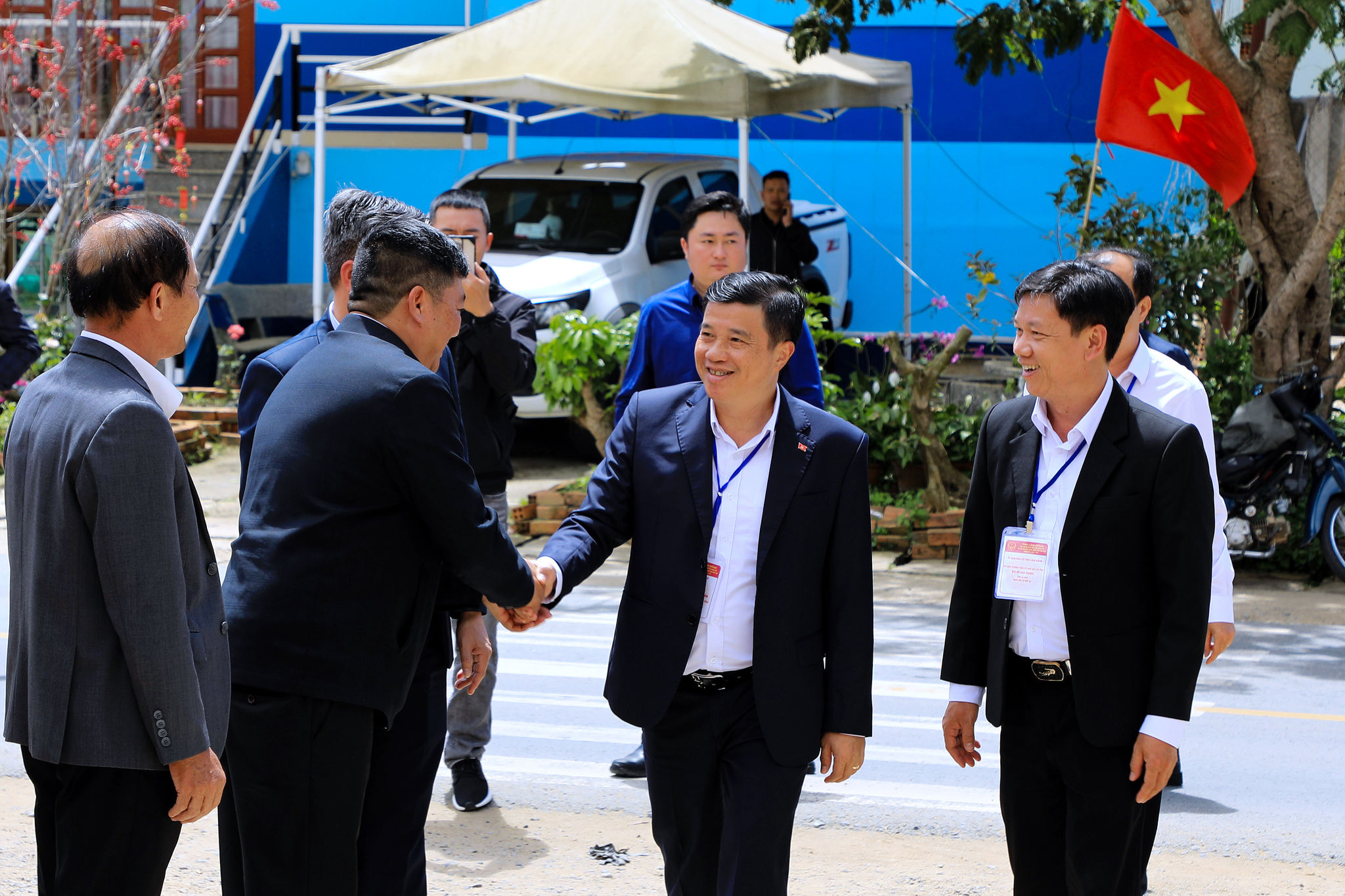 7 Trưởng Ban Chỉ đạo bầu cử tỉnh Lâm Đồng Y Thanh Hà Niê Kđăm động viên cán bộ làm nhiệm vụ tại khu vực bỏ phiếu thôn Lạc Xuân 1, xã D’ran
