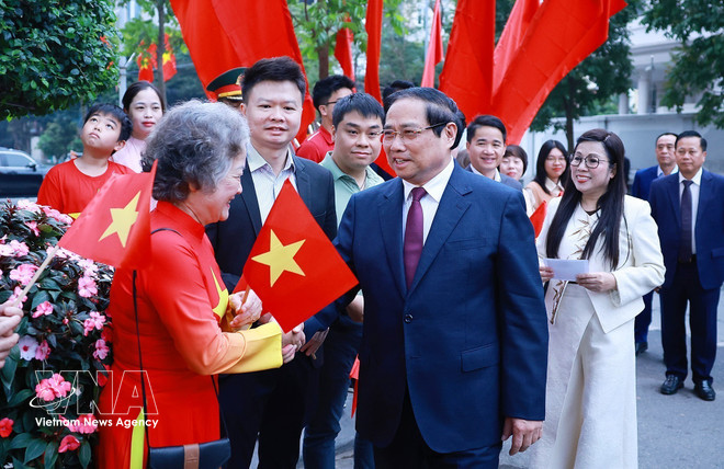 Prime Minister Pham Minh Chinh and his spouse greet voters at Polling Station No. 21 in Tay Ho ward, Hanoi, on March 15 morning. (Photo: VNA) vnanet-pm-votes-in-hanoi-as-nationwide-election-underway-2.jpg