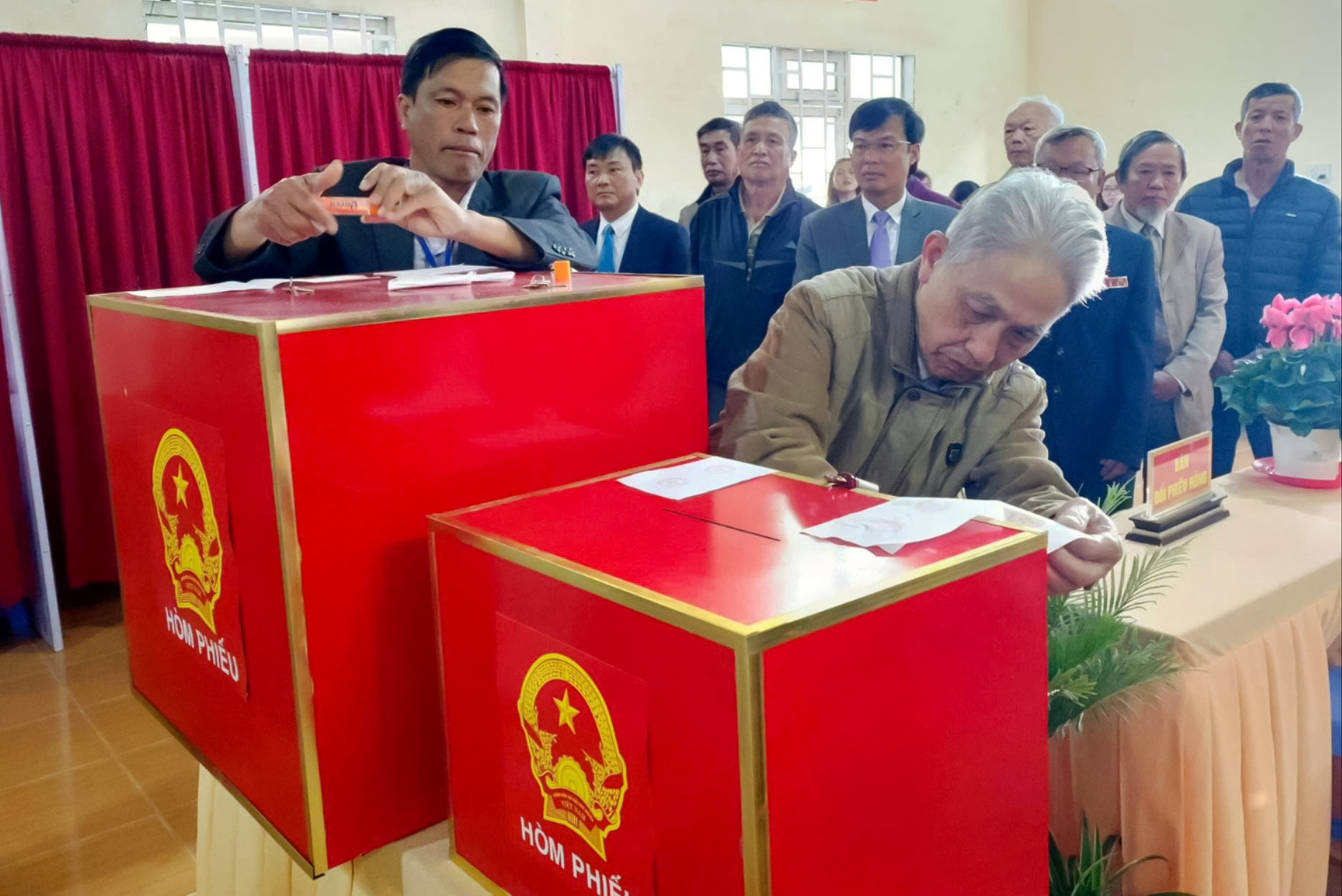 Ban bầu cử kiểm tra, niêm yết hòm phiếu trước khi cử tri tham gia bầu cử