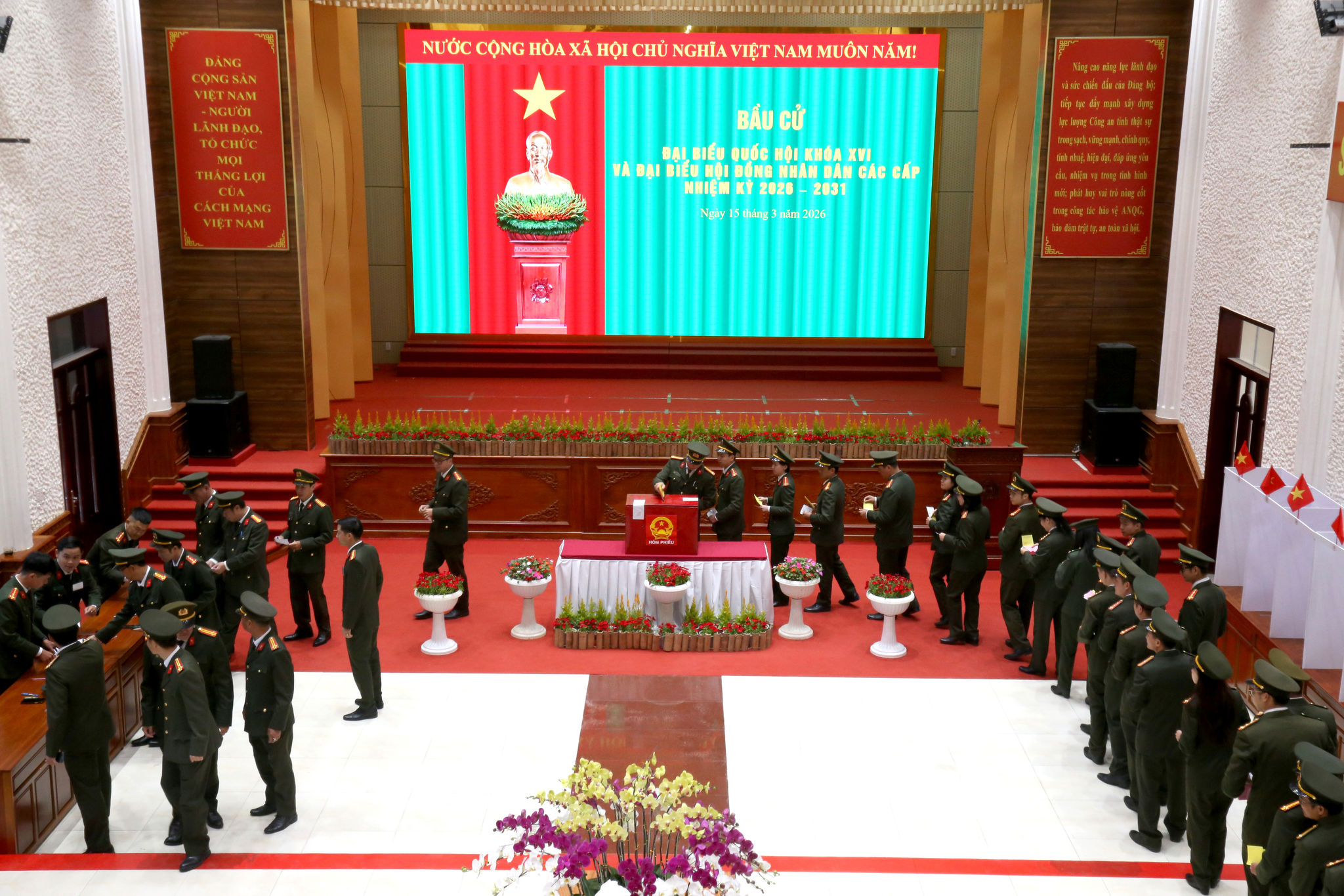 Các cử tri khu vực bỏ phiếu số 13 thực hiện quyền công dân