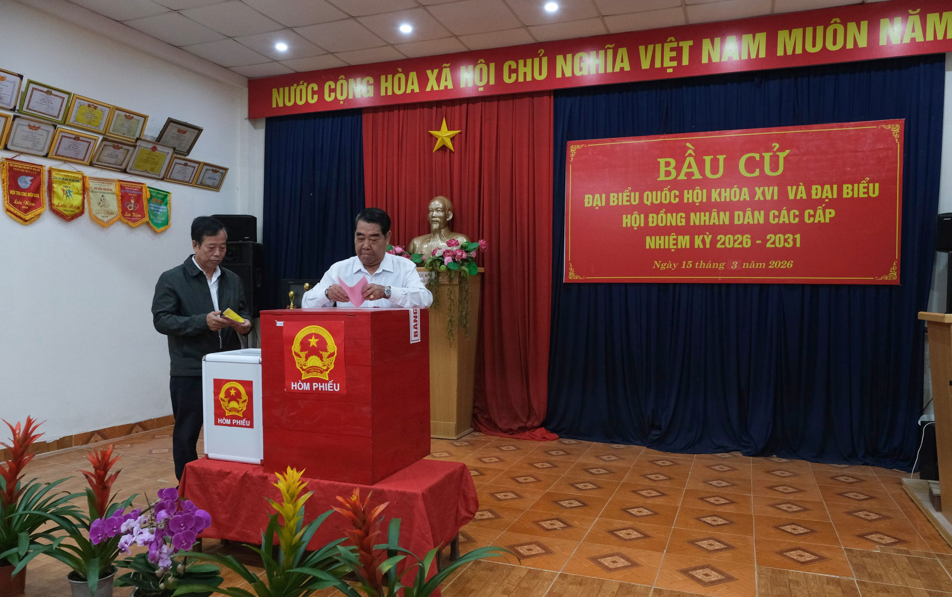 Các cử tri thực hiện nghĩa vụ