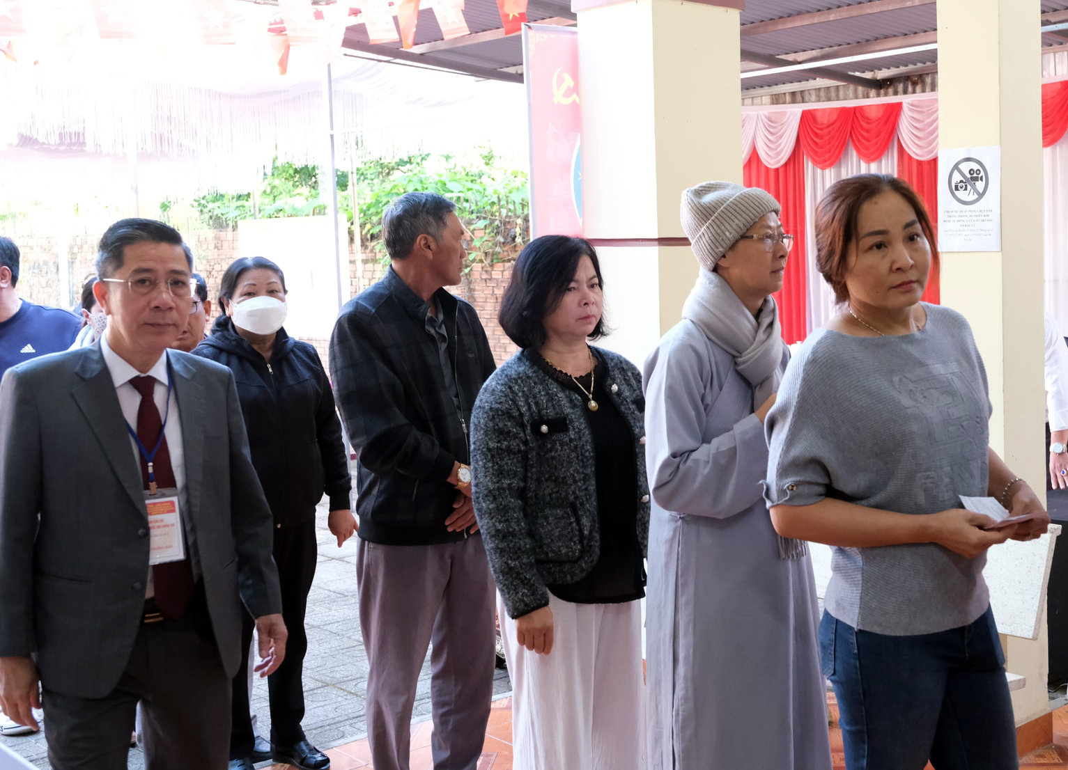 Các cử tri xếp hàng trật tự chờ đến lượt bỏ phiếu