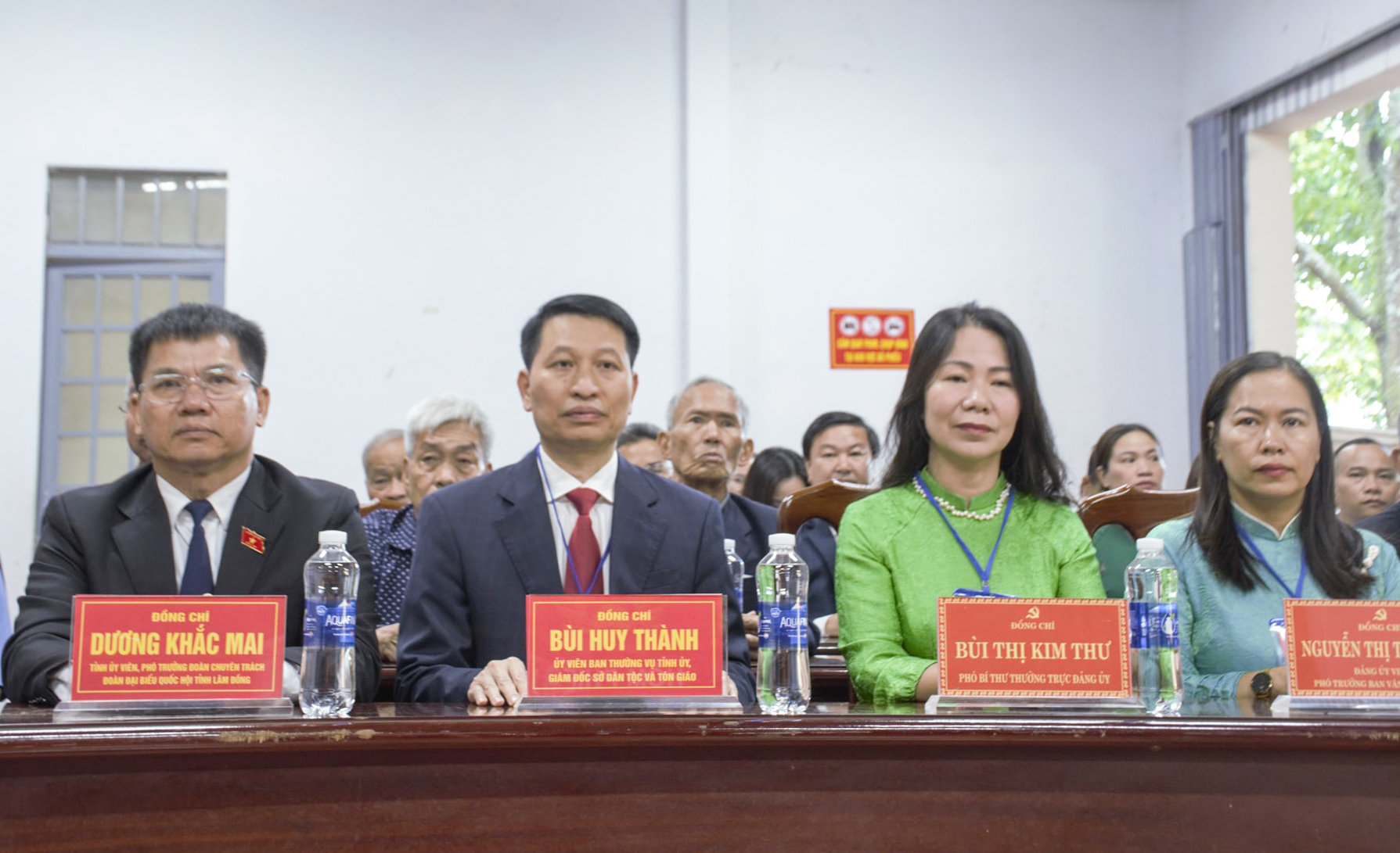 Các đồng chí Dương Khắc Mai, TUV, Phó Trưởng Đoàn Chuyên trách Đoàn Đại biểu Quốc hội tỉnh Lâm Đồng; Bùi Huy Thành, Ủy viên Ban Thường vụ Tỉnh ủy, Giám đốc Sở Dân tộc và Tô