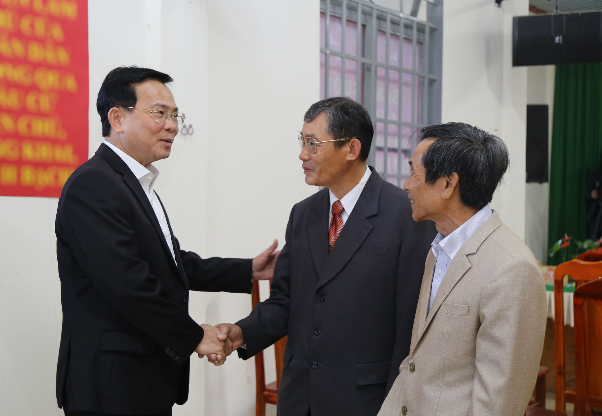 Chủ tịch UBND tỉnh Hồ Văn Mười trao đổi với bà con cử tri tại khu vực bỏ phiếu số 19, xã Đơn Dương
