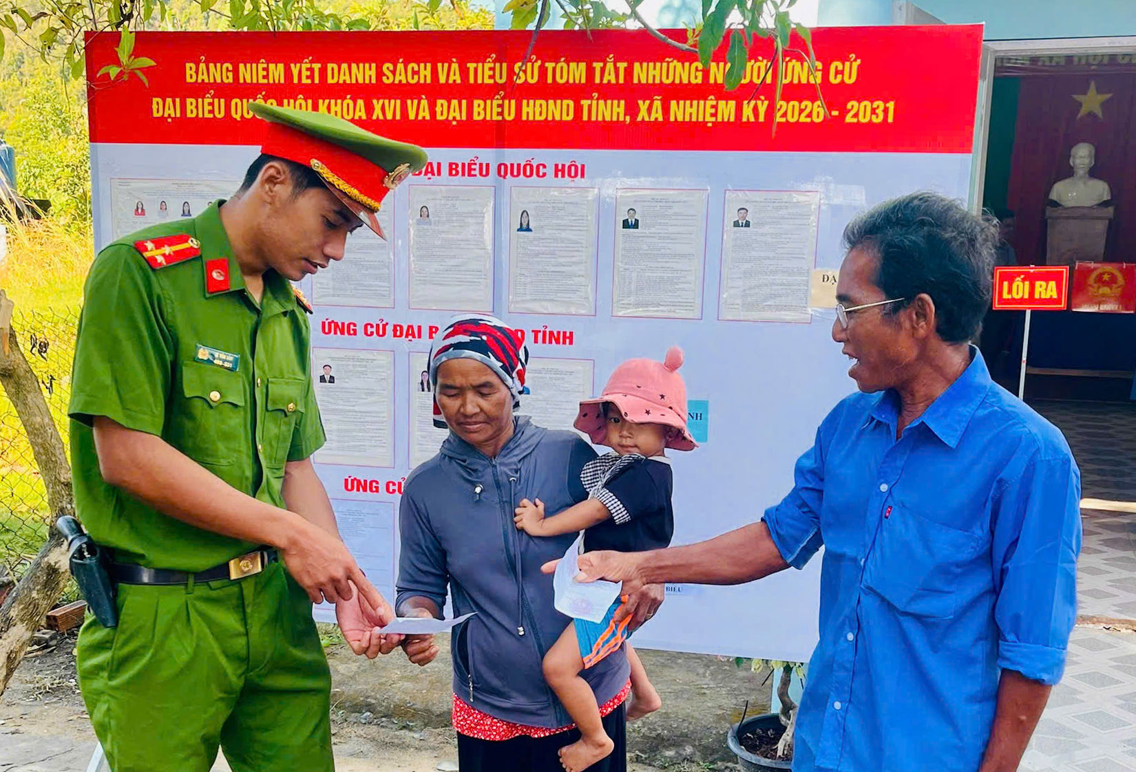 Công an La Dạ hướng dẫn đồng bào K’ho bỏ phiếu