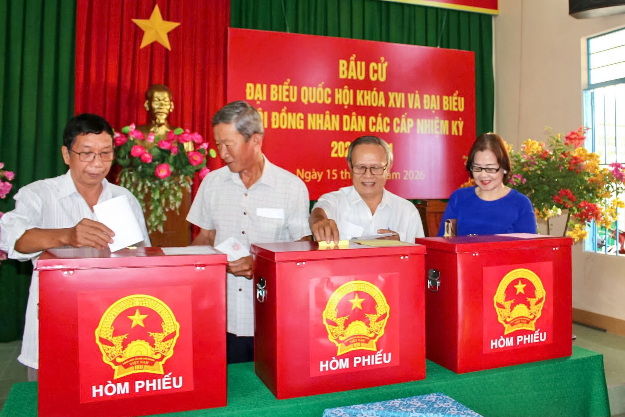 cử tri khu vực bỏ phiếu số 10, khu phố Xuân Phong, phường Bình Thuận tham gia bỏ phiếu