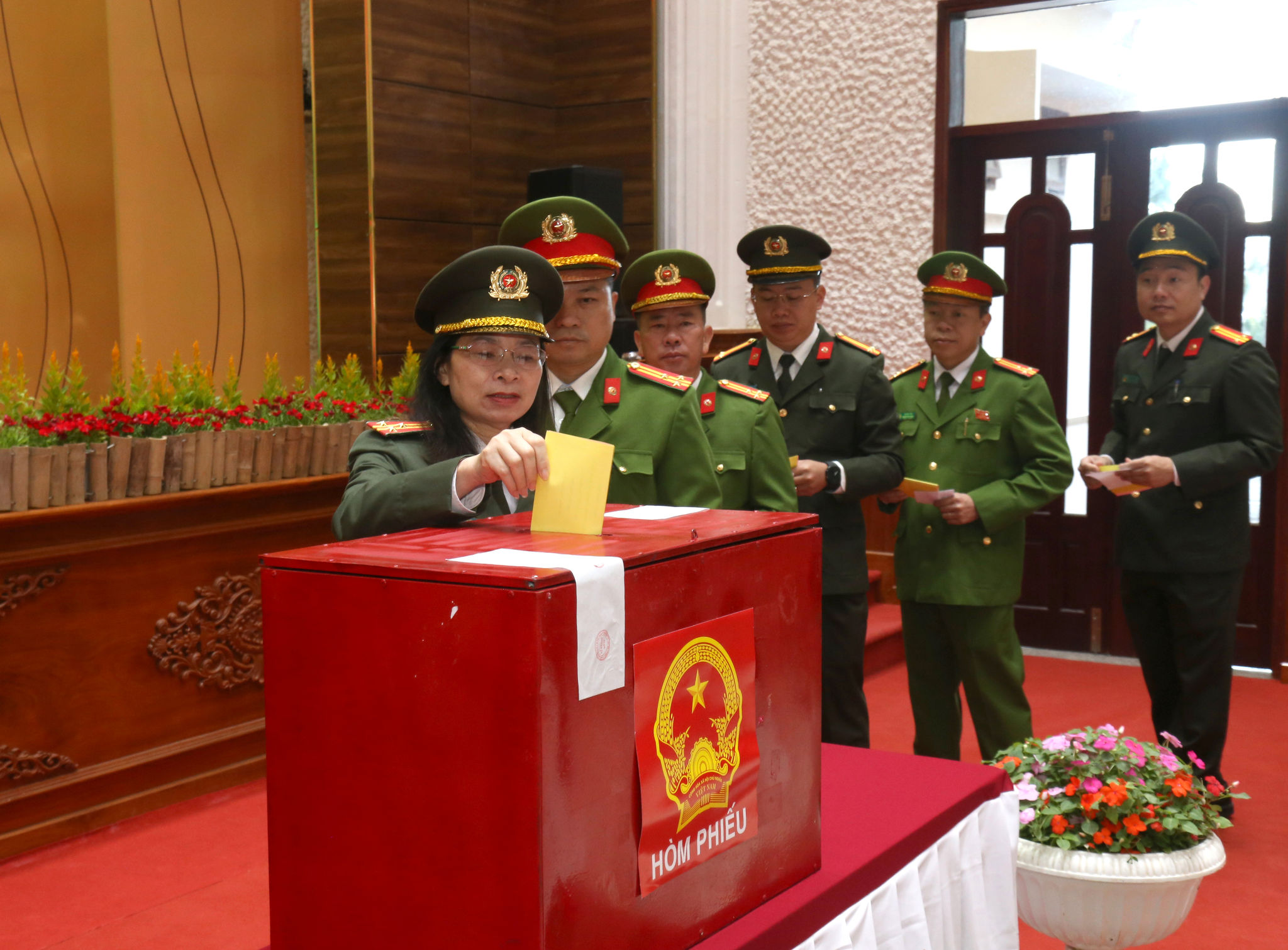 Cử tri khu vực bỏ phiếu số 13 tiến hành bỏ phiếu