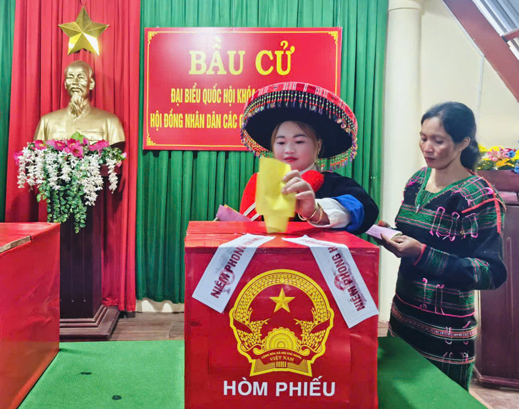 Cử tri người dân tộc thiểu số ở xã Quảng Trực tham gia bỏ phiếu