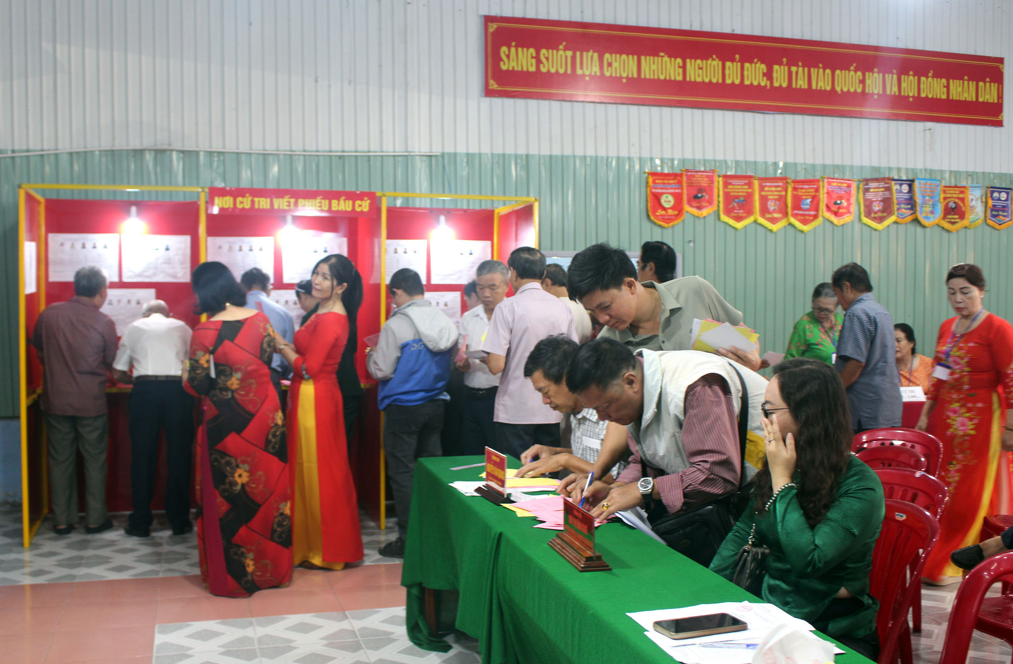 Cử tri tham gia bầu cử đảm bảo các bước theo đúng quy định