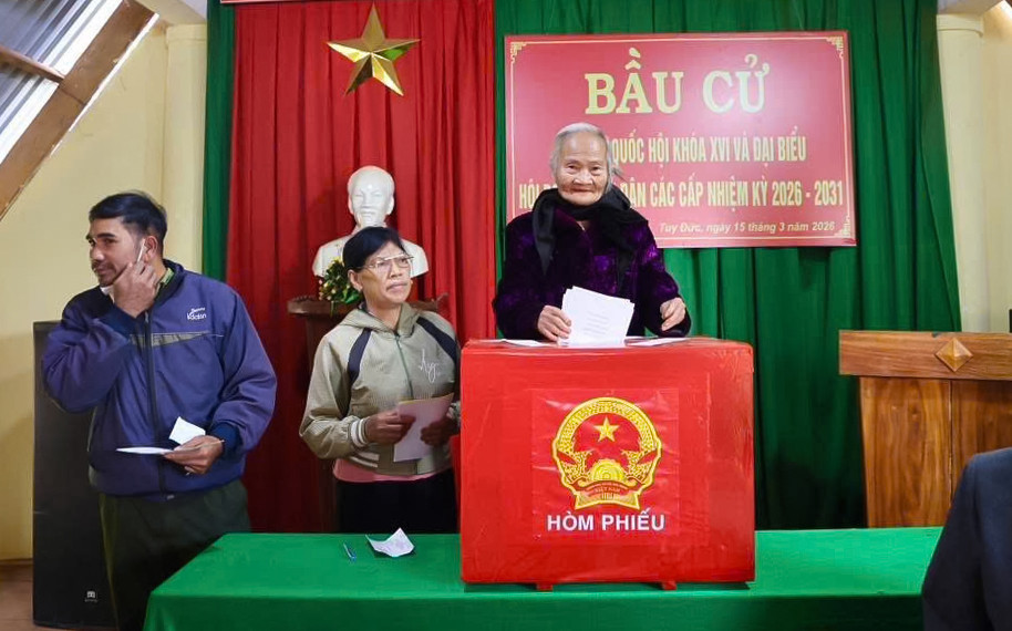 Cử tri xã Tuy Đức tham gia bầu cử