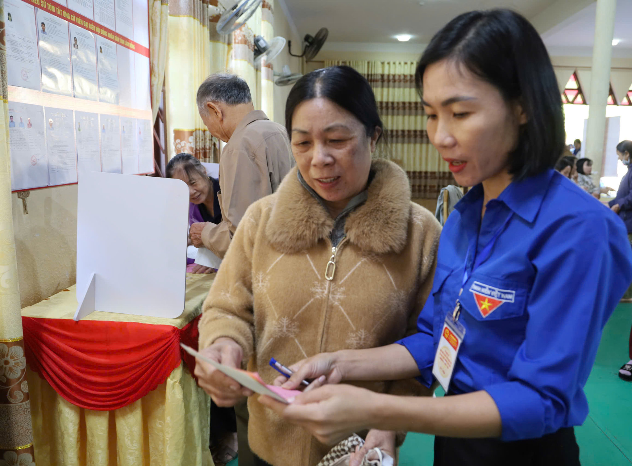 Đoàn viên, thanh niên xã Đam Rông 2 tham gia hỗ trợ, hướng dân người dân