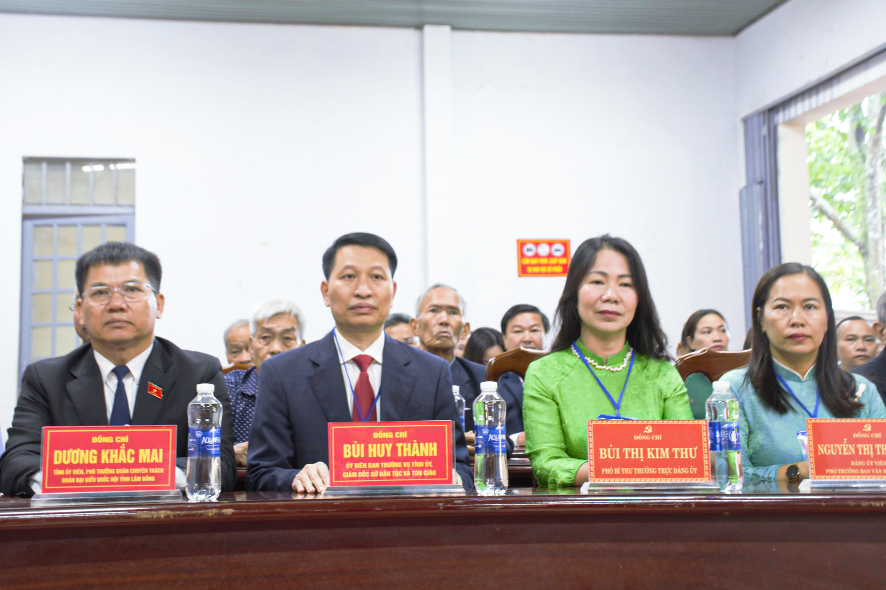 Đồng chí Bùi Huy Thành, Ủy viên Ban Thường vụ Tỉnh ủy, Giám đốc Sở Dân tộc và Tôn giáo dự khai mạc và bỏ phiếu tại tổ dân phố 3