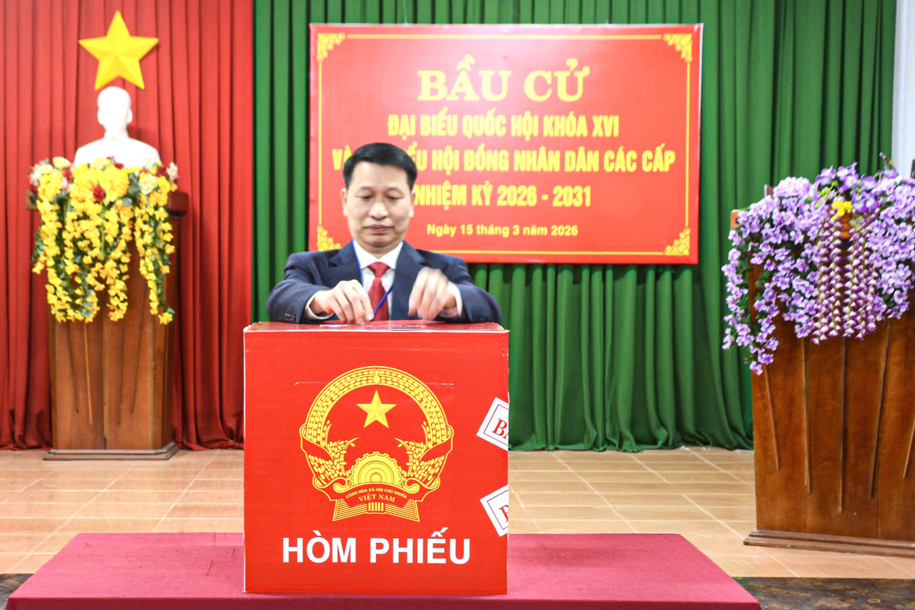 Đồng chí Bùi Huy Thành, Ủy viên Ban Thường vụ Tỉnh ủy, Giám đốc Sở Dân tộc và Tôn giáo dự khai mạc và bỏ phiếu tại tổ dân phố 3