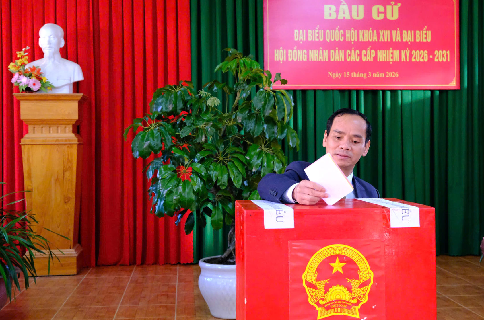 Đồng chí Đa Cát Vinh bỏ phiếu bầu cử