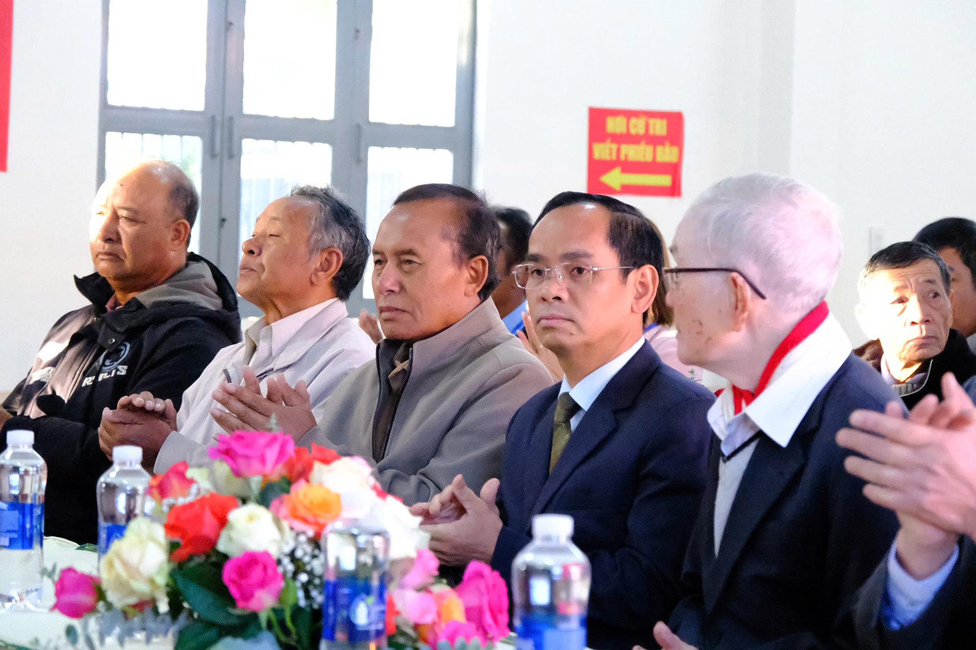 Đồng chí Đa Cát Vinh, Tỉnh uỷ viên, Phó Chủ tịch HĐND tỉnh Lâm Đồng đã tham dự lễ khai mạc tại khu vực bỏ phiếu số 14, đơn vị bầu cử số 7 tại tổ dân phố Bon Đưng 1, Phường Lang Biang - Đà Lạt. Ảnh Th