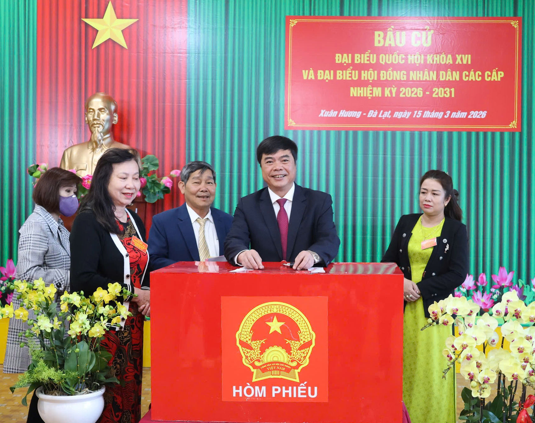 Ủy viên Ban Thường vụ Tỉnh ủy, Bí thư Đảng ủy, Chủ tịch HĐND phường Xuân Hương – Đà Lạt Đặng Đức Hiệp bỏ phiếu tại khu vực bầu cử số 4, Trường Tiểu học Trưng Vương, phường Xuân Hương – Đà Lạt