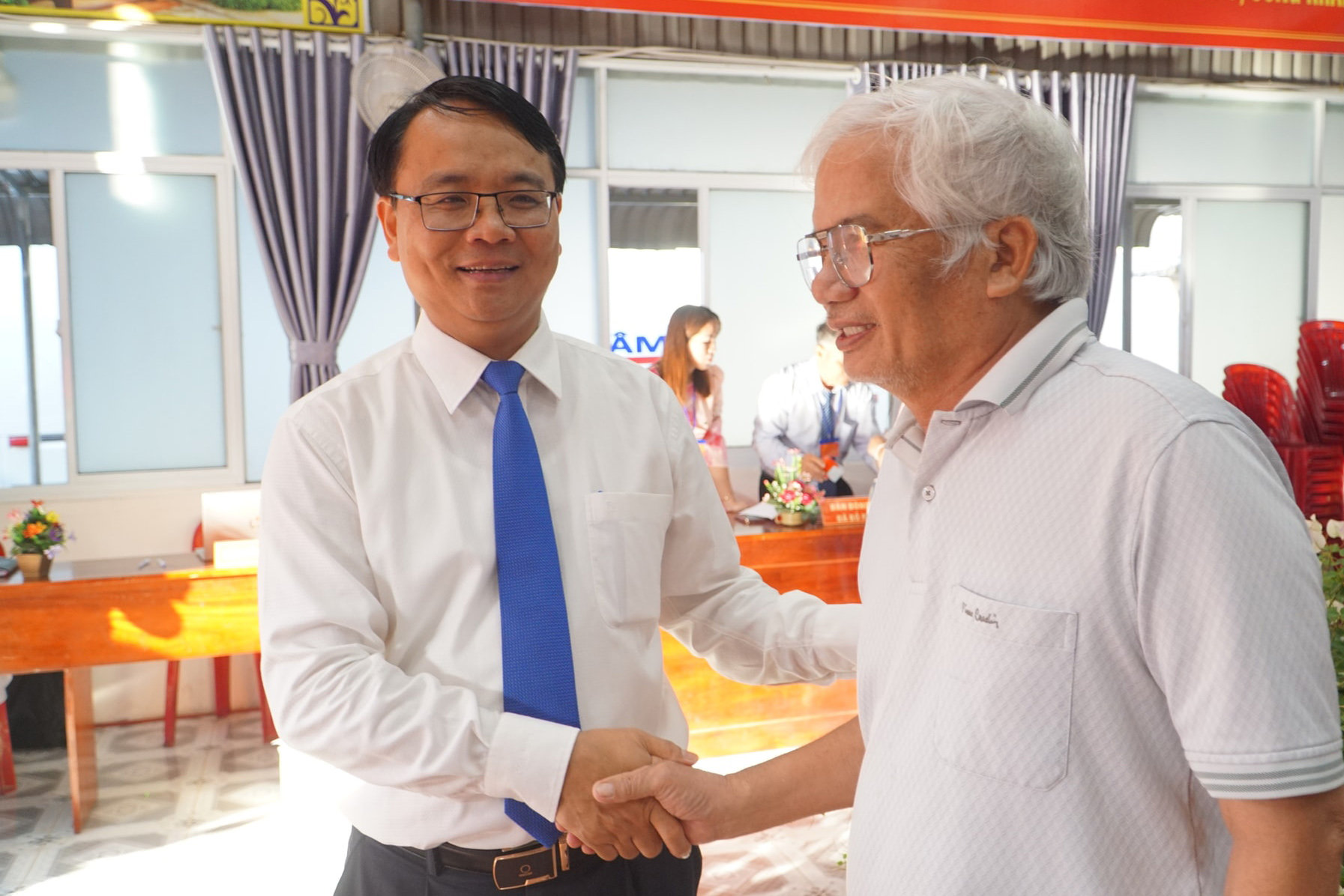 dong-chi-dang-hong-sy-pho-bi-thu-thuong-truc-tinh-uy-tro-chuyen-cung-cu-tri-khi-bau-cu-tai-khu-pho-1-phuong-ham-thang-lam-dong(1).jpg