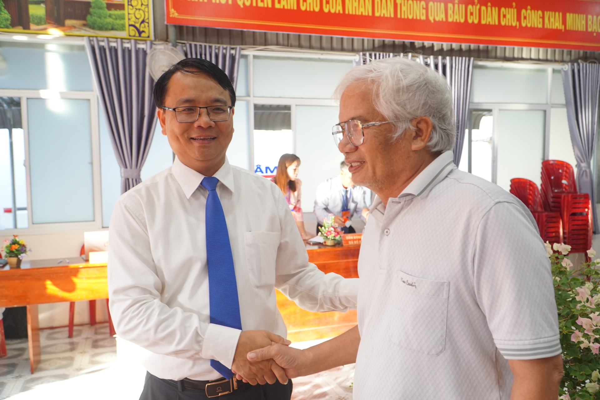 प्रांतीय पार्टी समिति के स्थायी उप सचिव कॉमरेड डांग होंग सी, लाम डोंग प्रांत के हाम थांग कम्यून के वार्ड 1 में चुनाव के दौरान मतदाताओं से बातचीत कर रहे हैं।