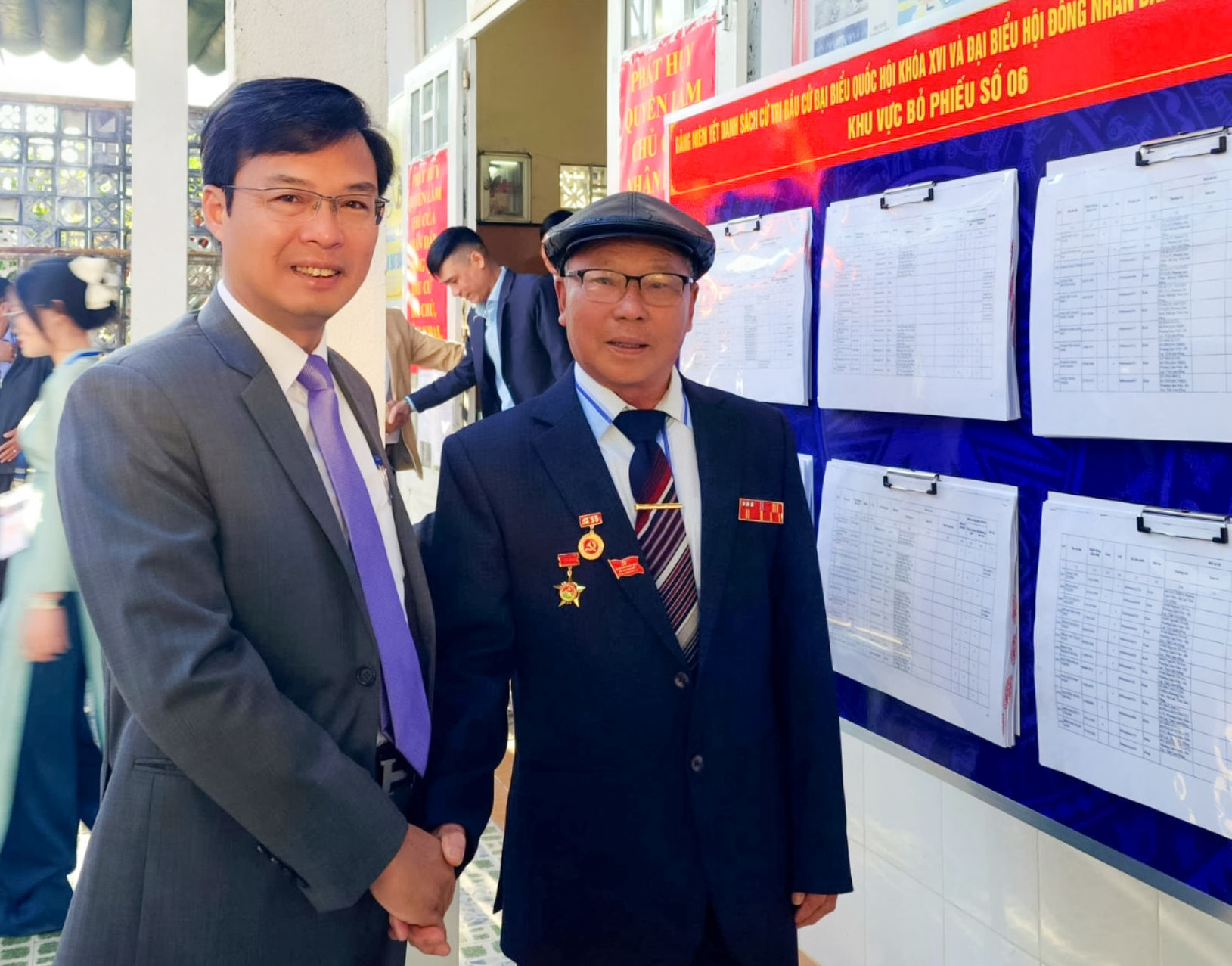 Đồng chí Đinh Văn Tuấn bắt tay cử tri lão thành cách mạng tại tổ dân phố Nguyên Tử Lực 1, phường Lâm Viên - Đà Lạt