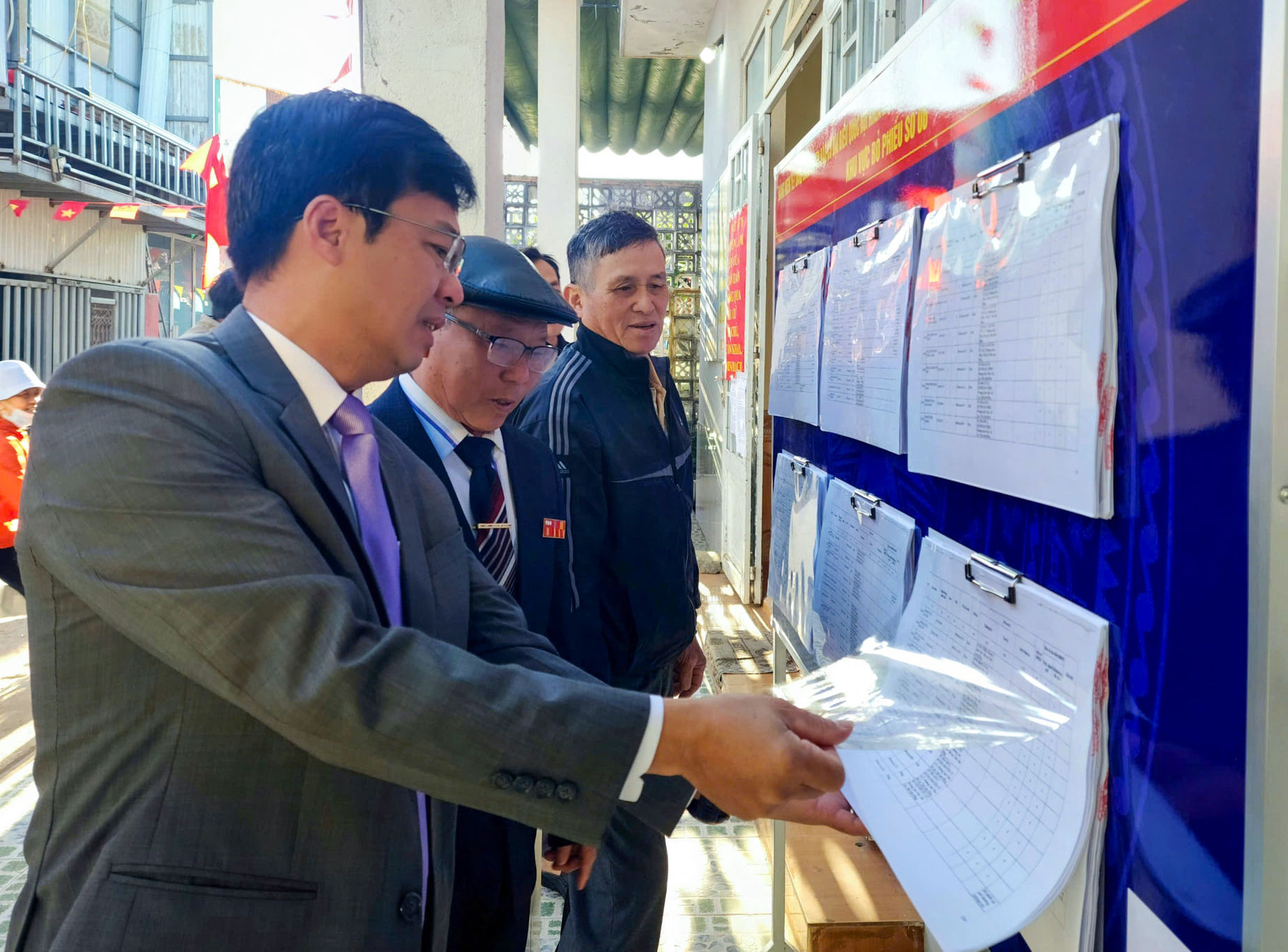 Đồng chí Đinh Văn Tuấn đã trực tiếp kiểm tra niêm yết danh sách cử tri