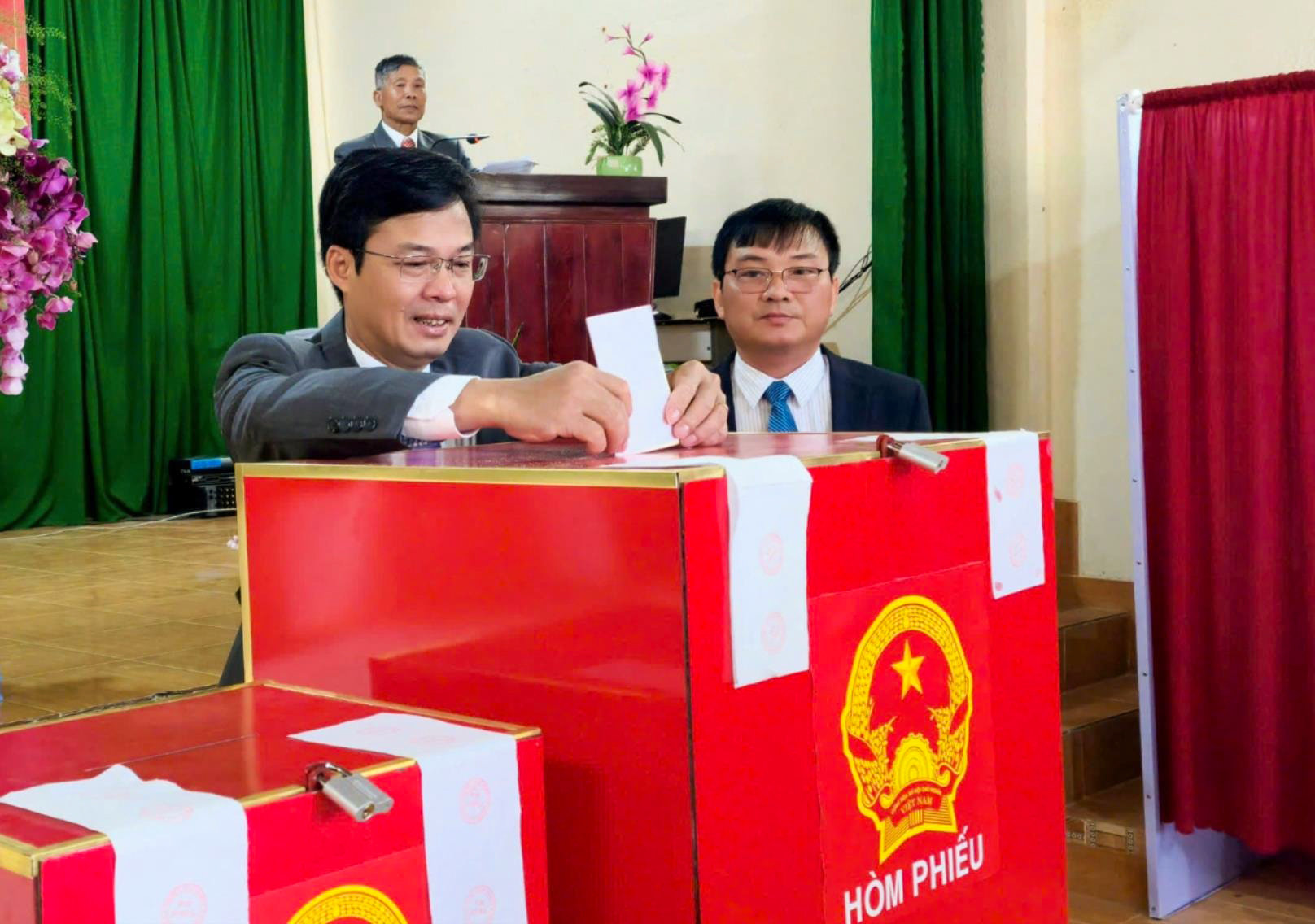 Đồng chí Đinh Văn Tuấn, Phó Chủ tịch UBND tỉnh tham gia bỏ phiếu tại tổ dân phố Nguyên Tử Lực 1, phường Lâm Viên- Đà Lạt