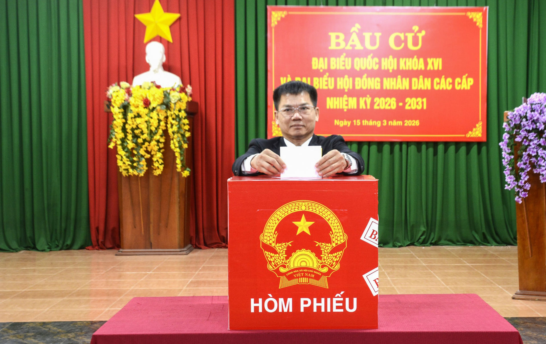 Đồng chí Dương Khắc Mai, TUV, Phó Trưởng Đoàn Chuyên trách Đoàn Đại biểu Quốc hội tỉnh Lâm Đồng bỏ phiếu tại tổ dân phố 3, phường Đông Gia Nghĩa, tỉnh Lâm Đồng.