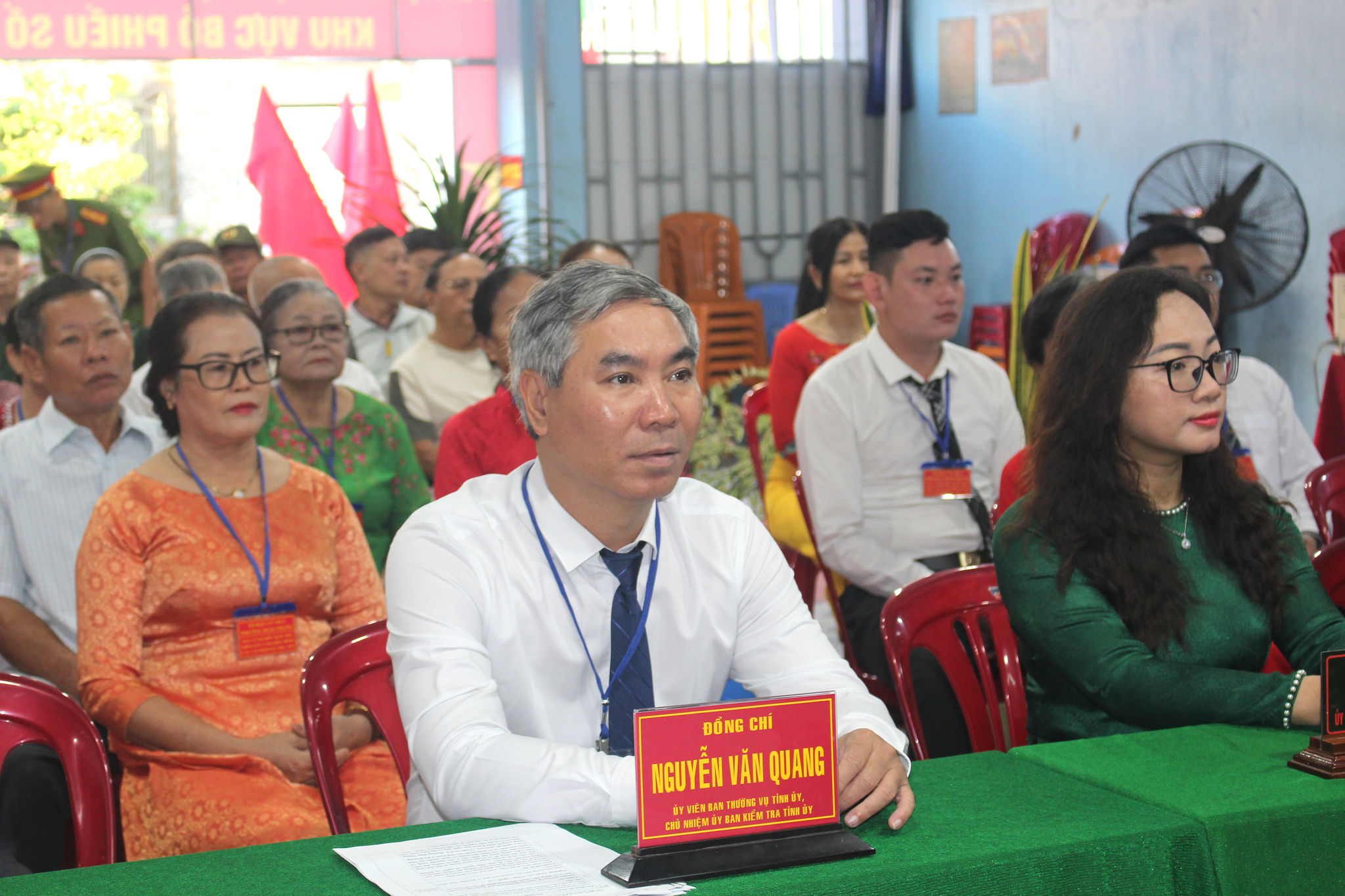 Đồng chí Nguyễn Văn Quang - Ủy viên Ban Thường vụ Tỉnh ủy, Chủ nhiệm Ủy ban Kiểm tra Tỉnh ủy dự lễ khai mạc tại khu vực bỏ phiếu số 2, phường Hàm Thắng (1)