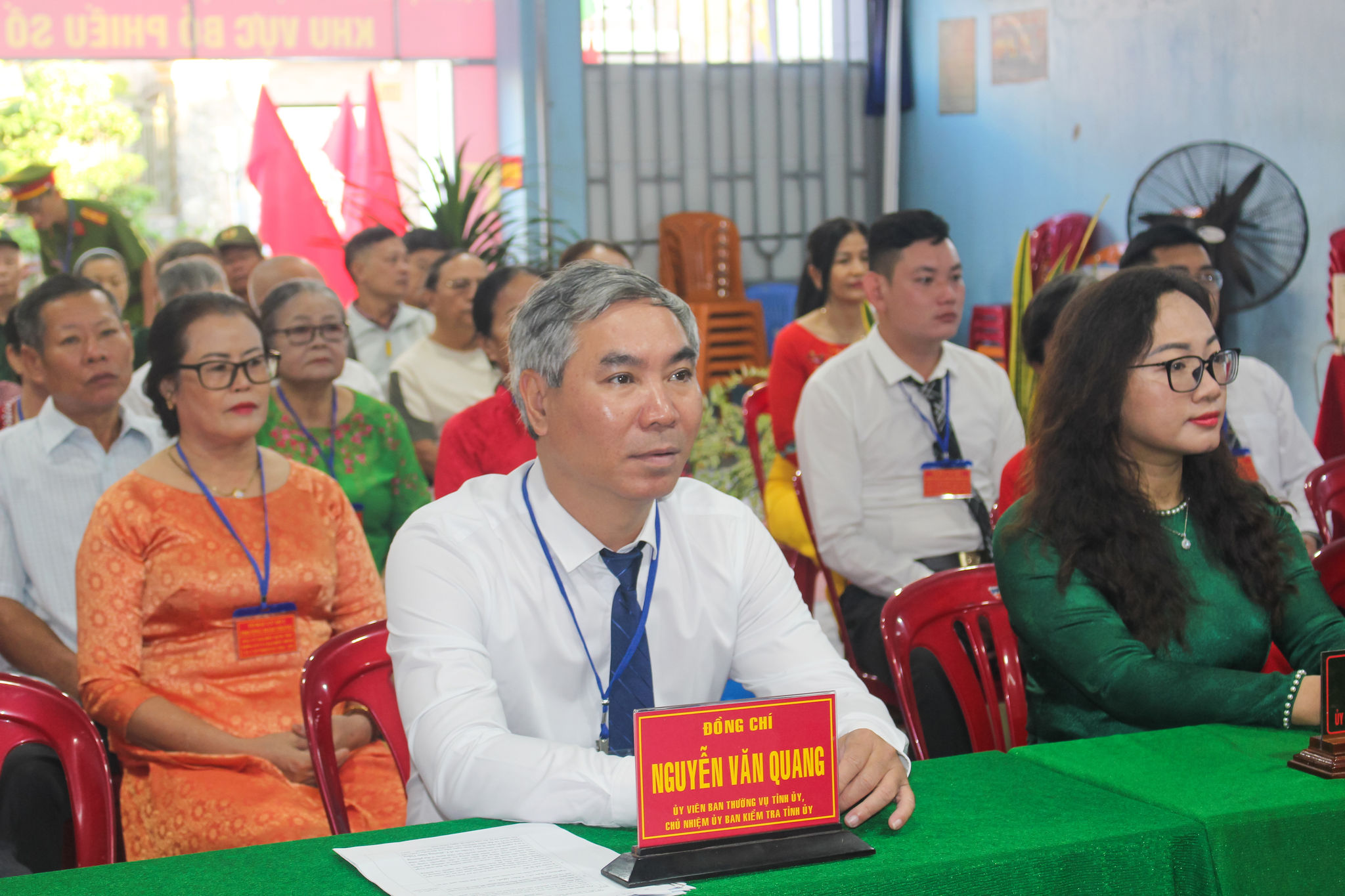 Đồng chí Nguyễn Văn Quang - Ủy viên Ban Thường vụ Tỉnh ủy, Chủ nhiệm Ủy ban Kiểm tra Tỉnh ủy dự lễ khai mạc tại khu vực bỏ phiếu số 2, phường Hàm Thắng