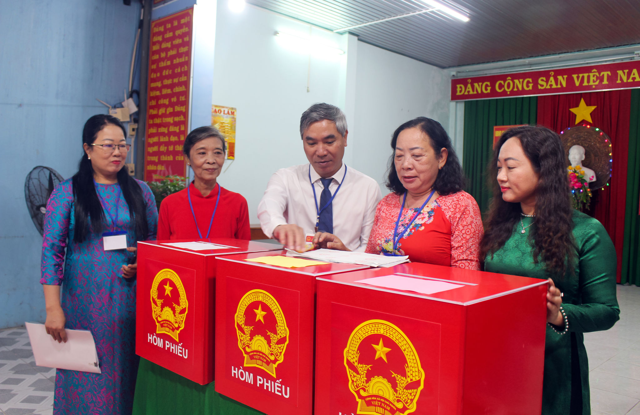 Đồng chí Nguyễn Văn Quang - Ủy viên Ban Thường vụ Tỉnh ủy, Chủ nhiệm Ủy ban Kiểm tra Tỉnh ủy trao đổi với tổ bầu cử