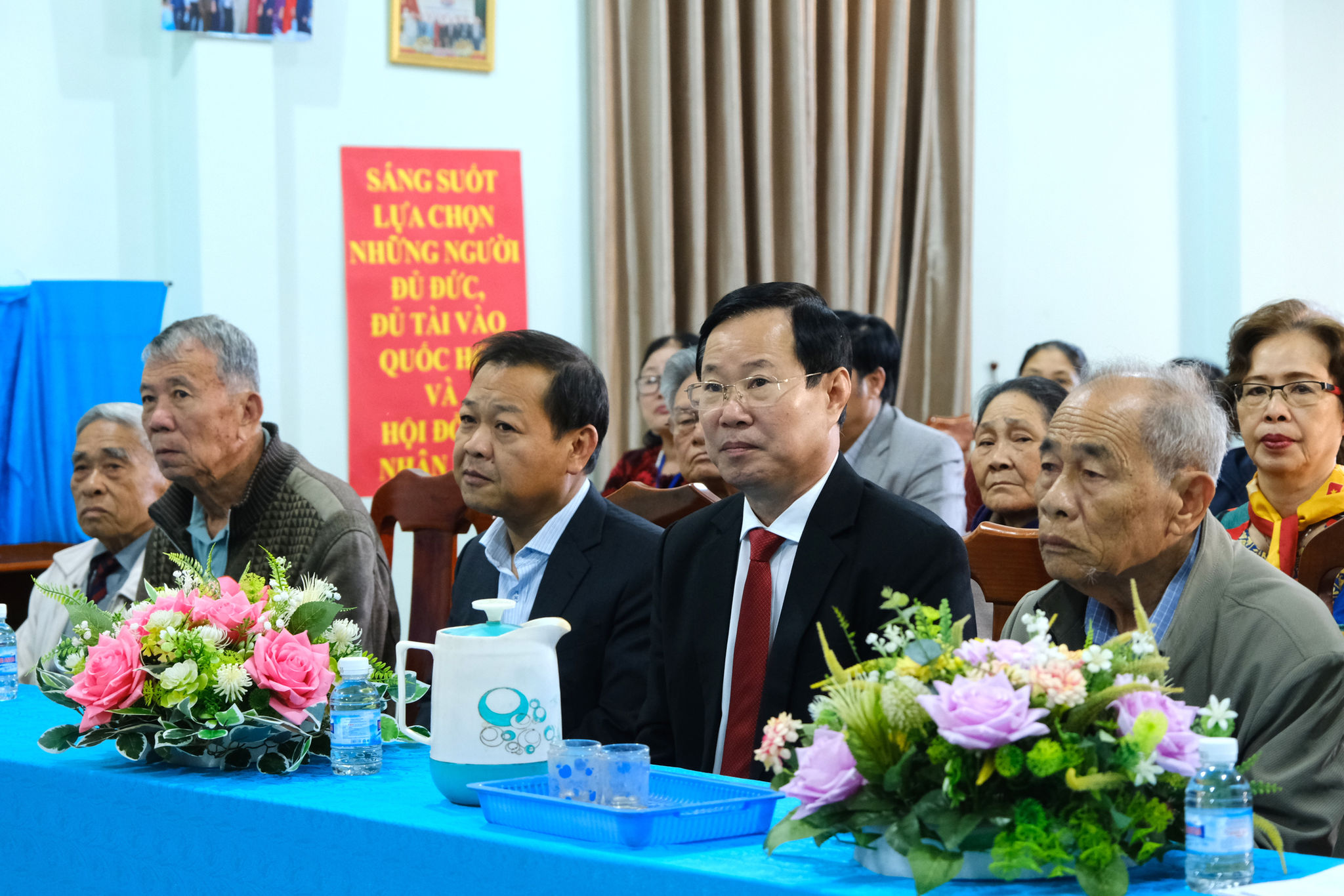 Đồng chí Phạm Triều, Ủy viên Ban Thường vụ Tỉnh ủy, Phó Chủ tịch Ủy ban TTQ Việt Nam tỉnh dự lễ chào cờ tại Khu vực bỏ phiếu số 31, Thôn 18, xã Di Linh 