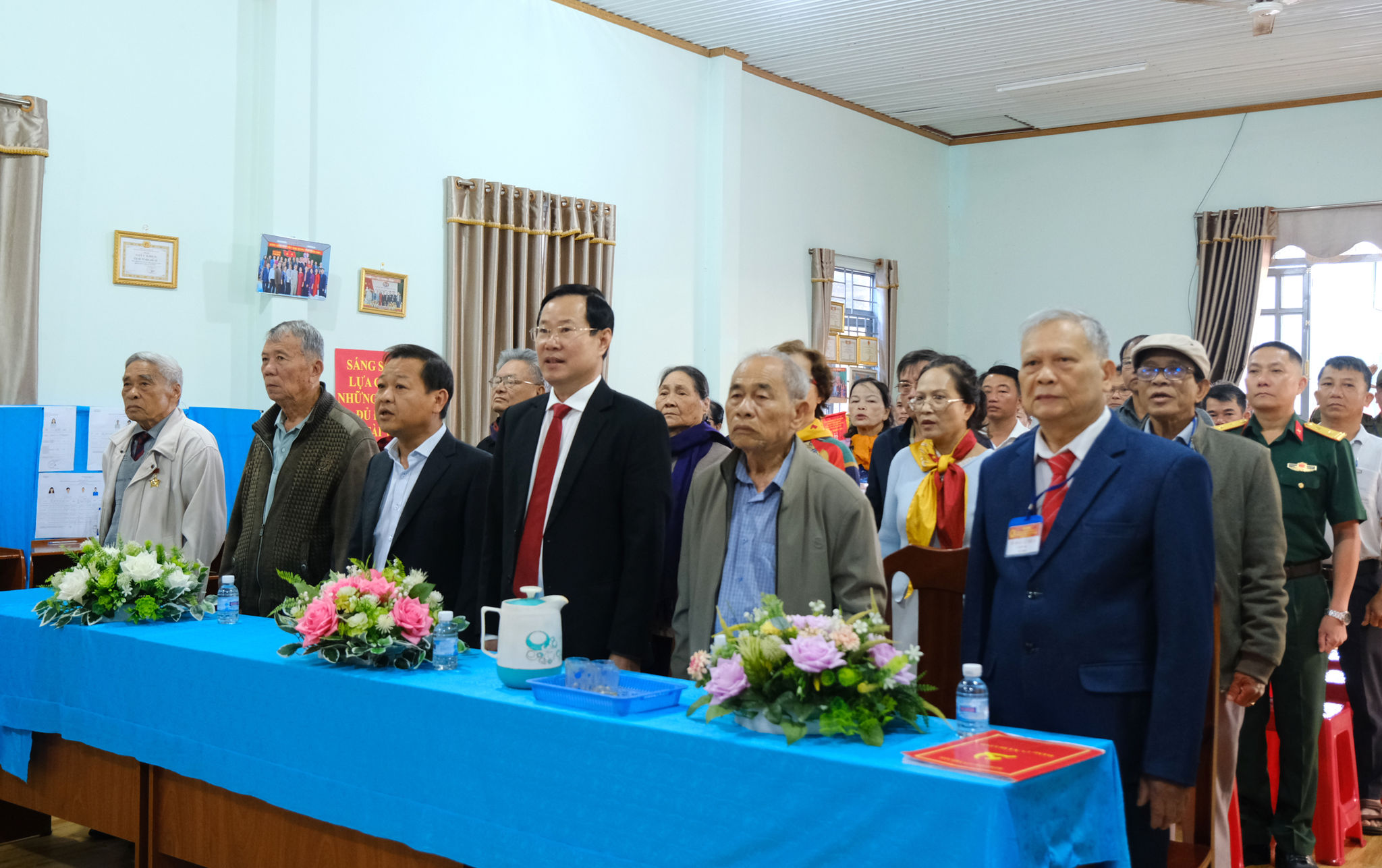 Đồng chí Phạm Triều, Ủy viên Ban Thường vụ Tỉnh ủy, Phó Chủ tịch Ủy ban MTTQ Việt Nam tỉnh dự lễ chào cờ tại Khu vực bỏ phiếu số 31, hôn 18, xã Di Linh